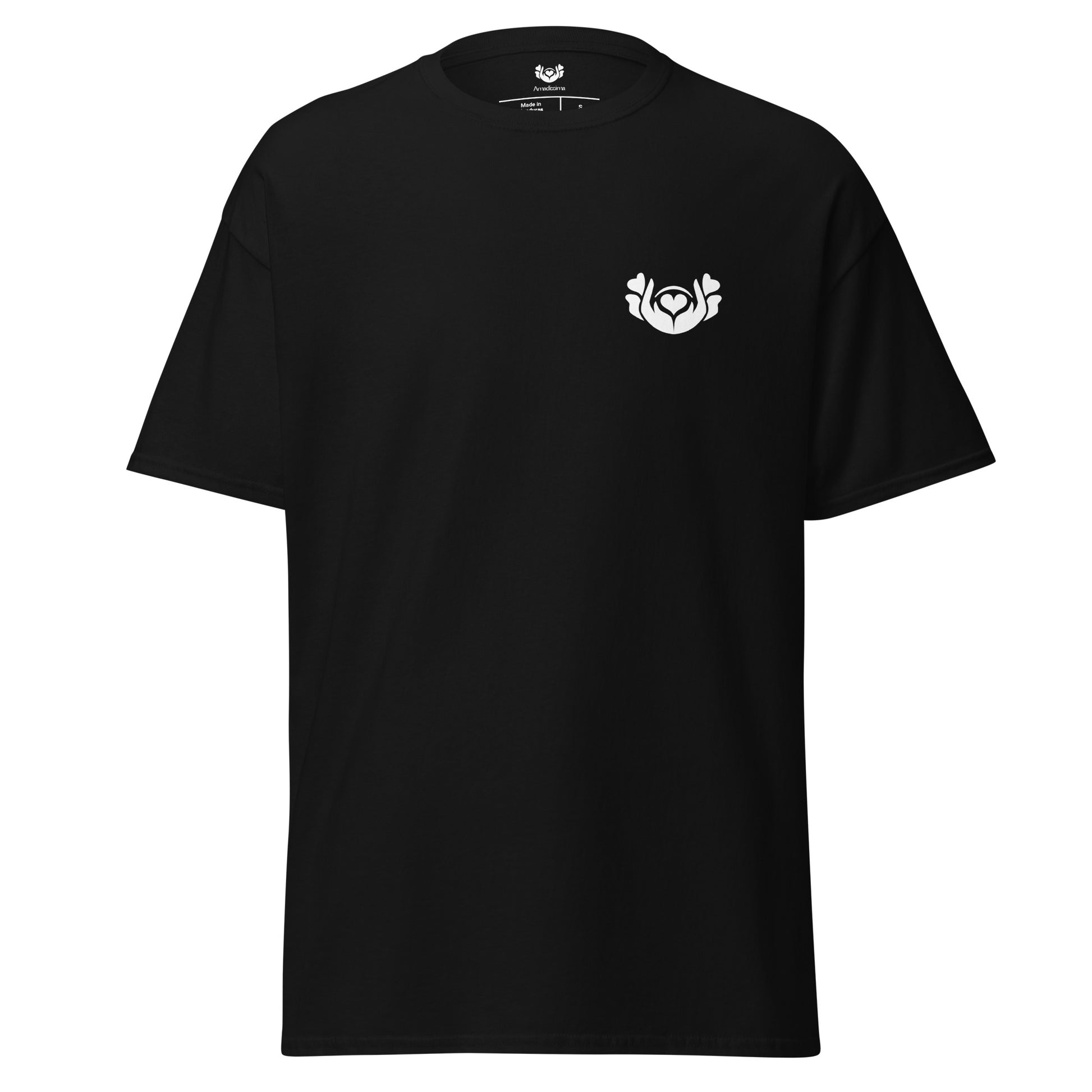 Detalle del símbolo Amadíssima en camiseta negra “Discreta”