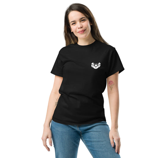 Camiseta negra “Discreta” con símbolo Amadíssima, vista frontal