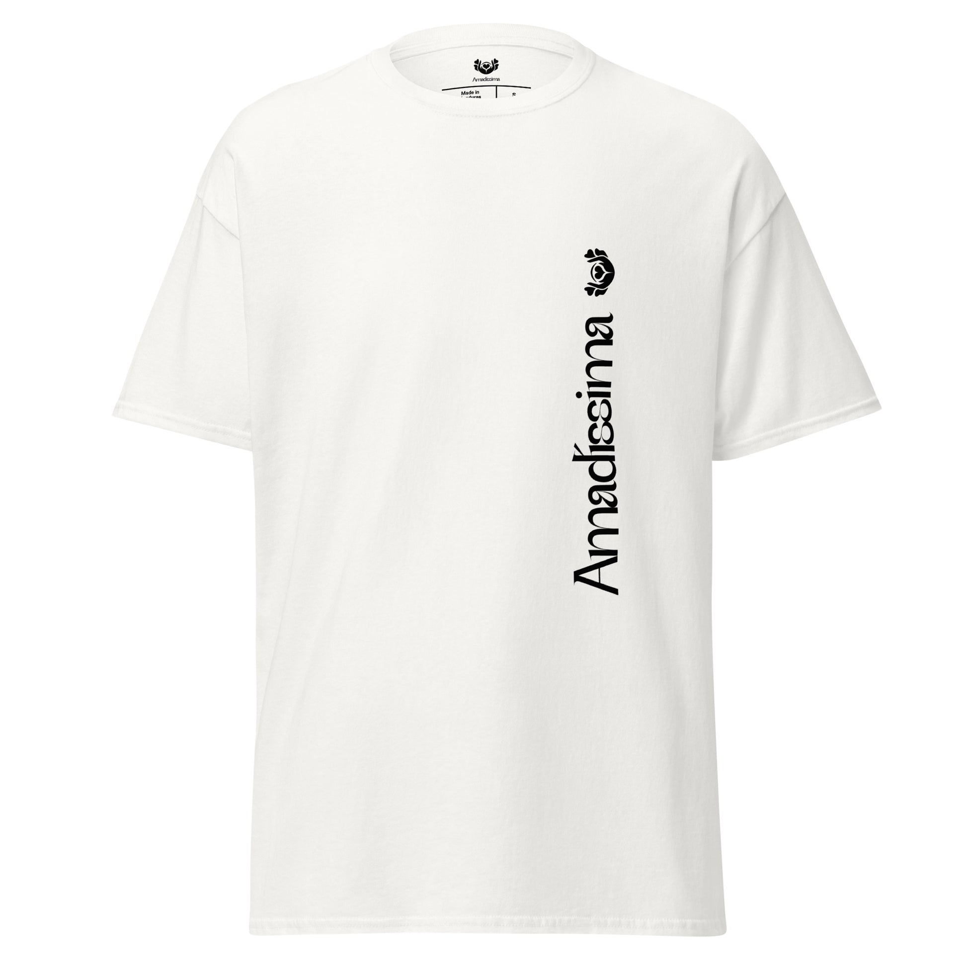 Detalle del logo vertical en camiseta blanca “Divergente”