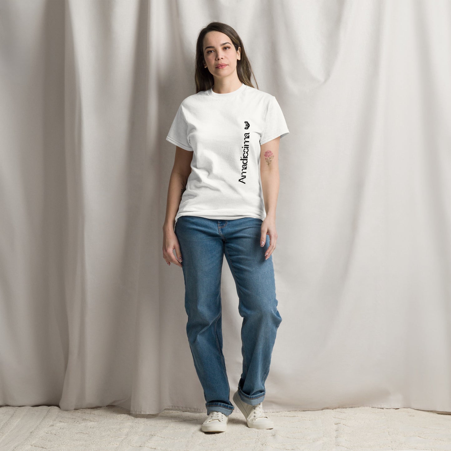 Mujer usando camiseta blanca “Divergente” Amadíssima en ambiente lifestyle