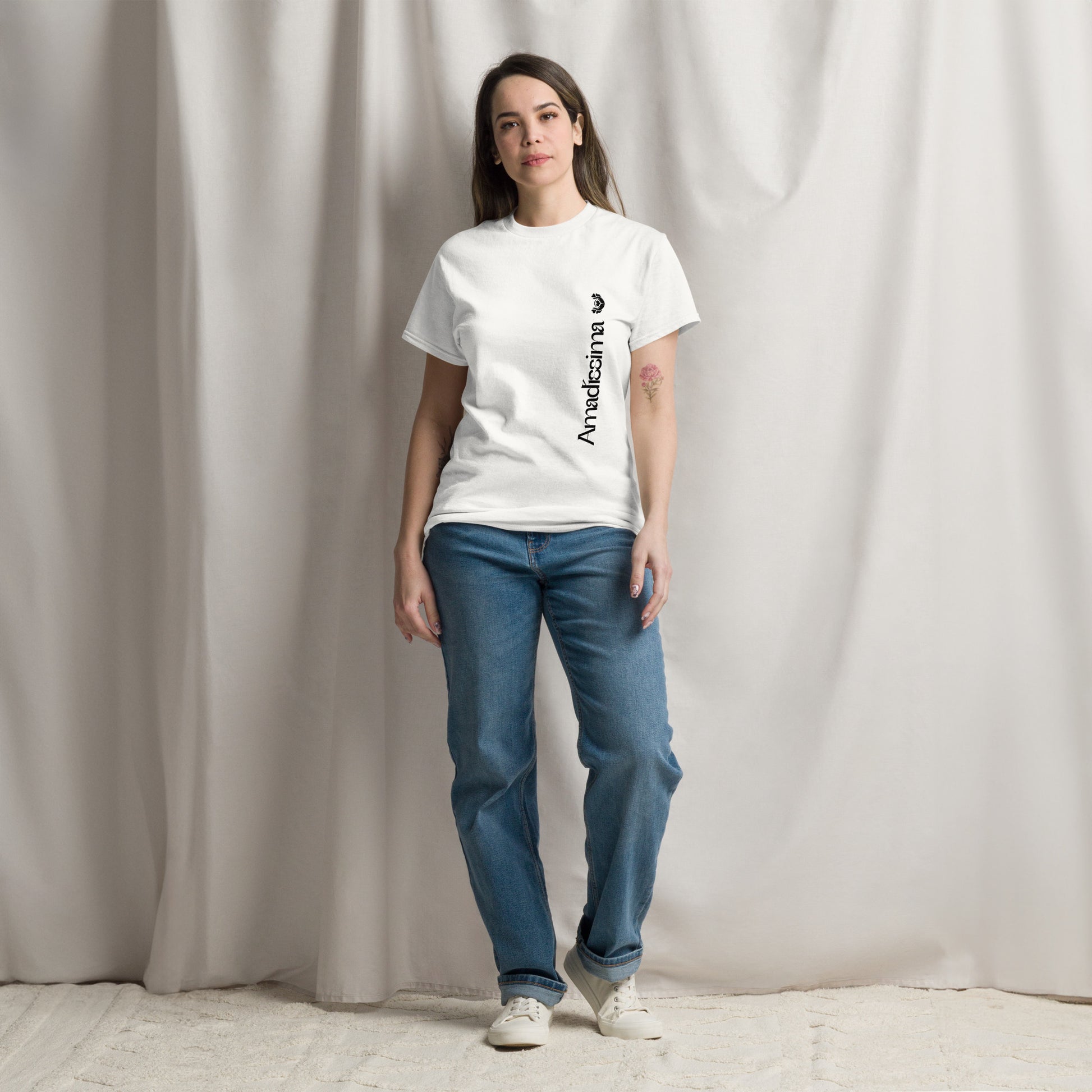 Mujer usando camiseta blanca “Divergente” Amadíssima en ambiente lifestyle