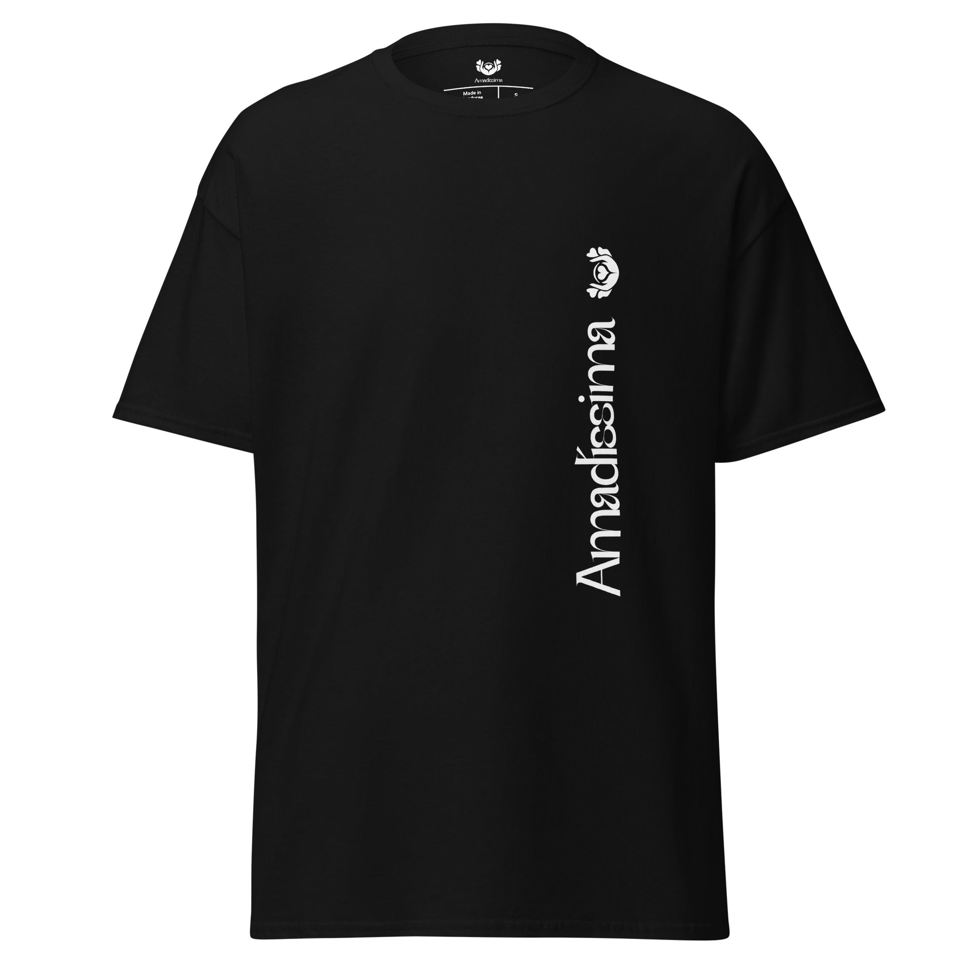 Detalle del logo vertical en camiseta negra “Divergente