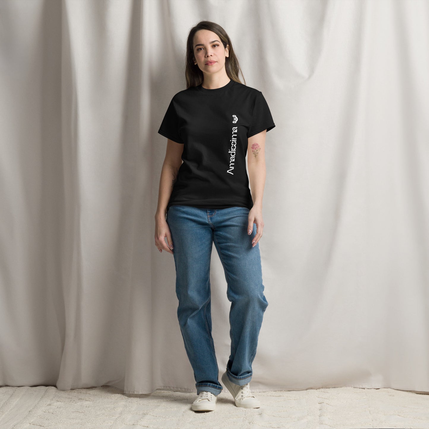 Mujer usando camiseta negra “Divergente” Amadíssima en ambiente lifestyle