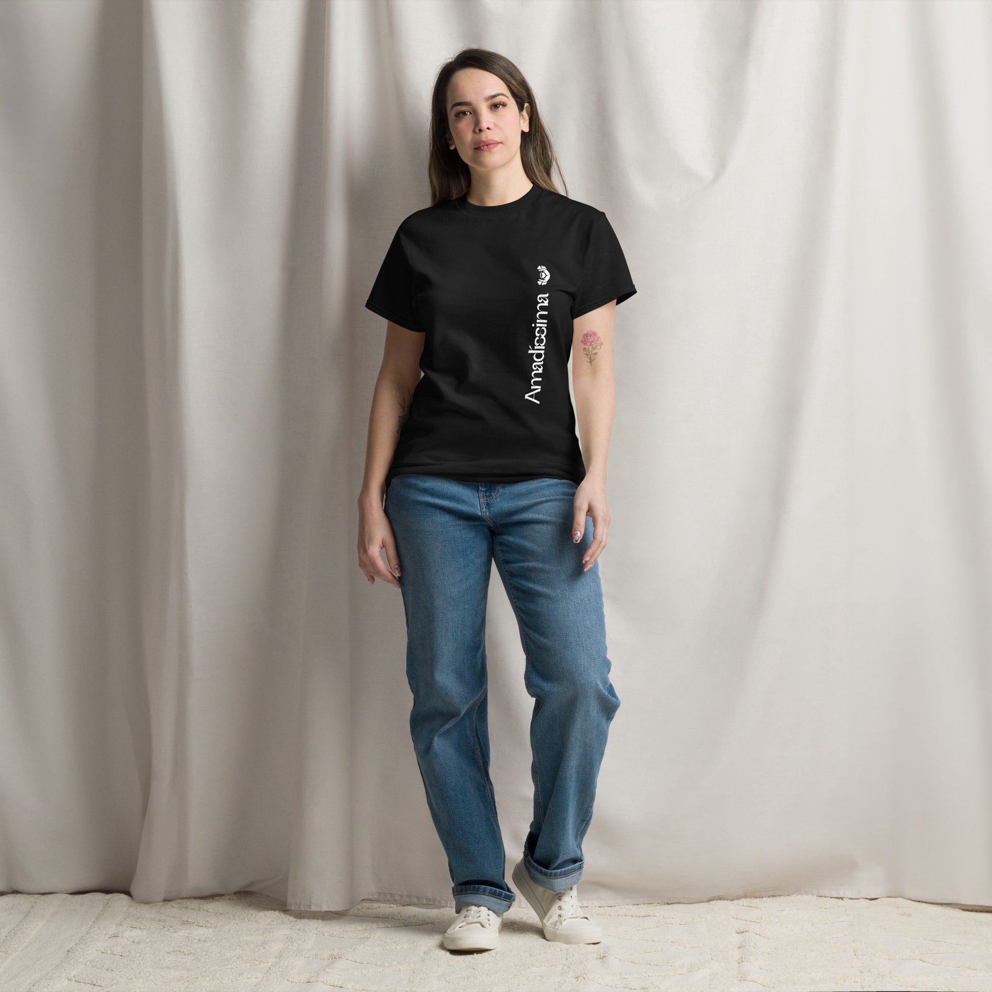 Mujer usando camiseta negra “Divergente” Amadíssima en ambiente lifestyle