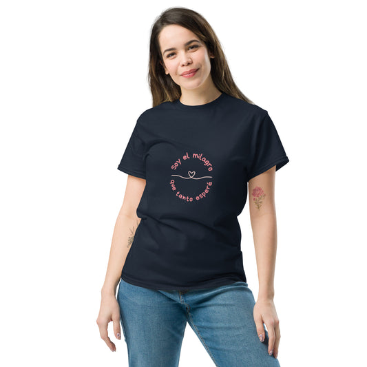 Mujer con camiseta azul marino “Soy el milagro que tanto esperé”, algodón suave y diseño consciente Amadíssima, frontal.