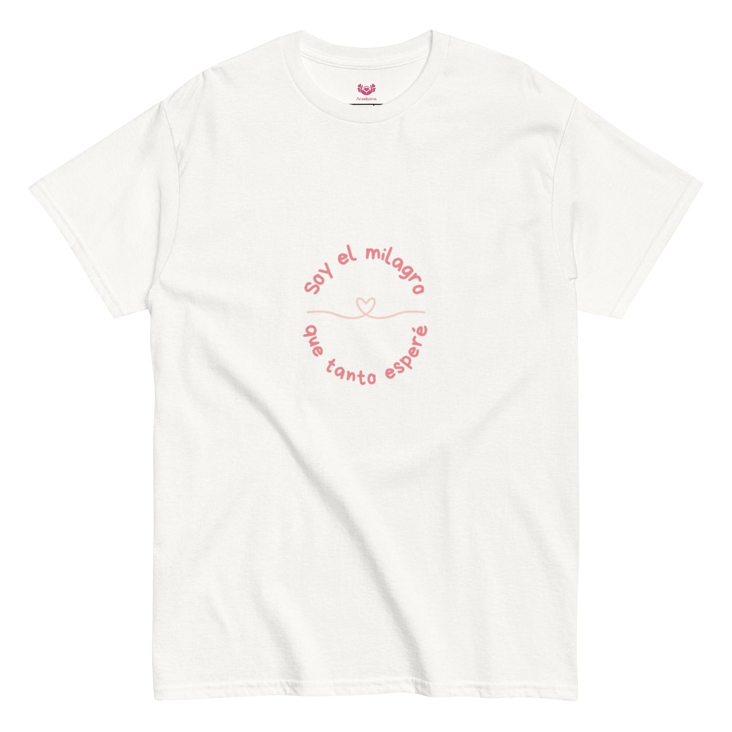 camiseta blanca “Soy el milagro que tanto esperé”, algodón suave y diseño consciente Amadíssima, detalle.