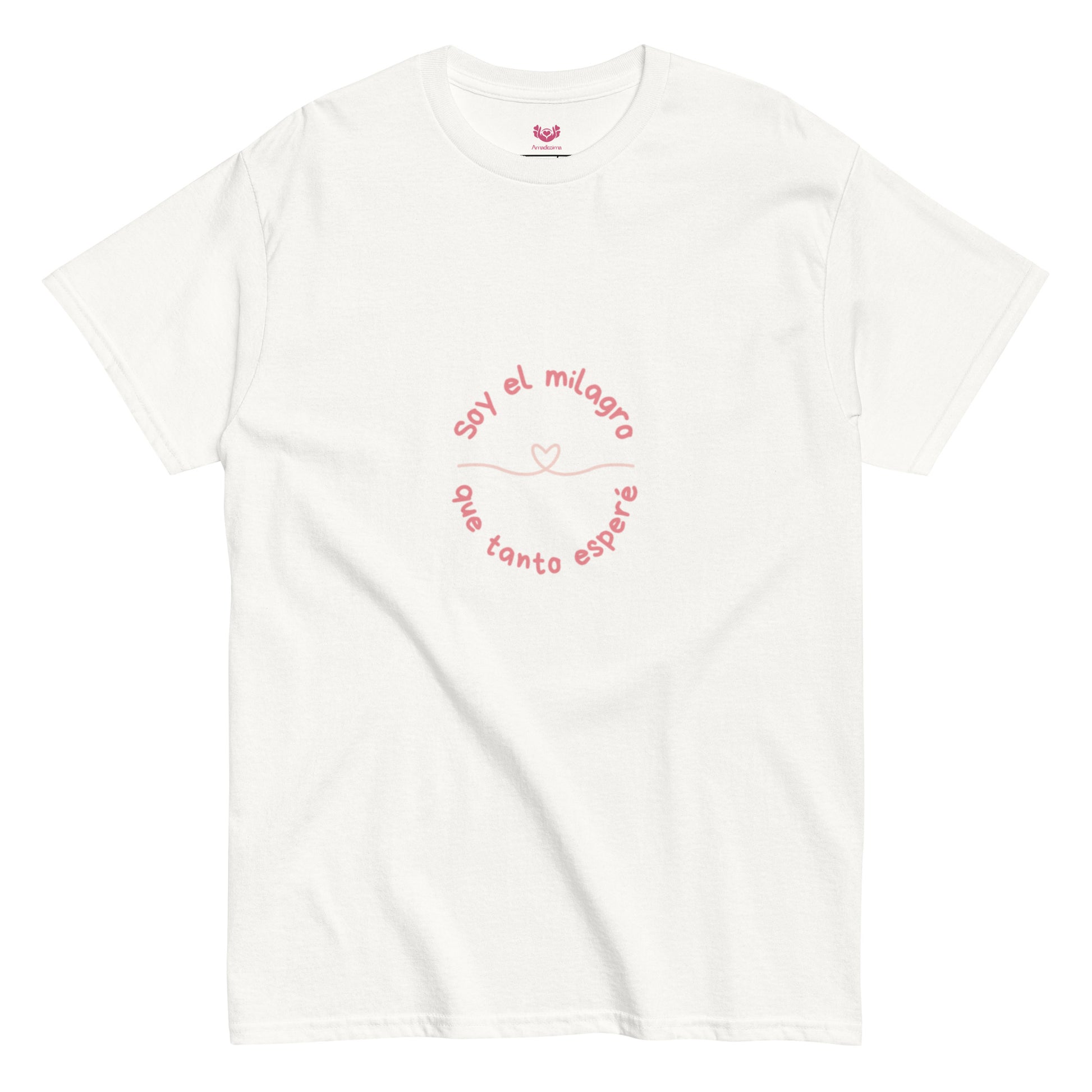 camiseta blanca “Soy el milagro que tanto esperé”, algodón suave y diseño consciente Amadíssima, detalle.