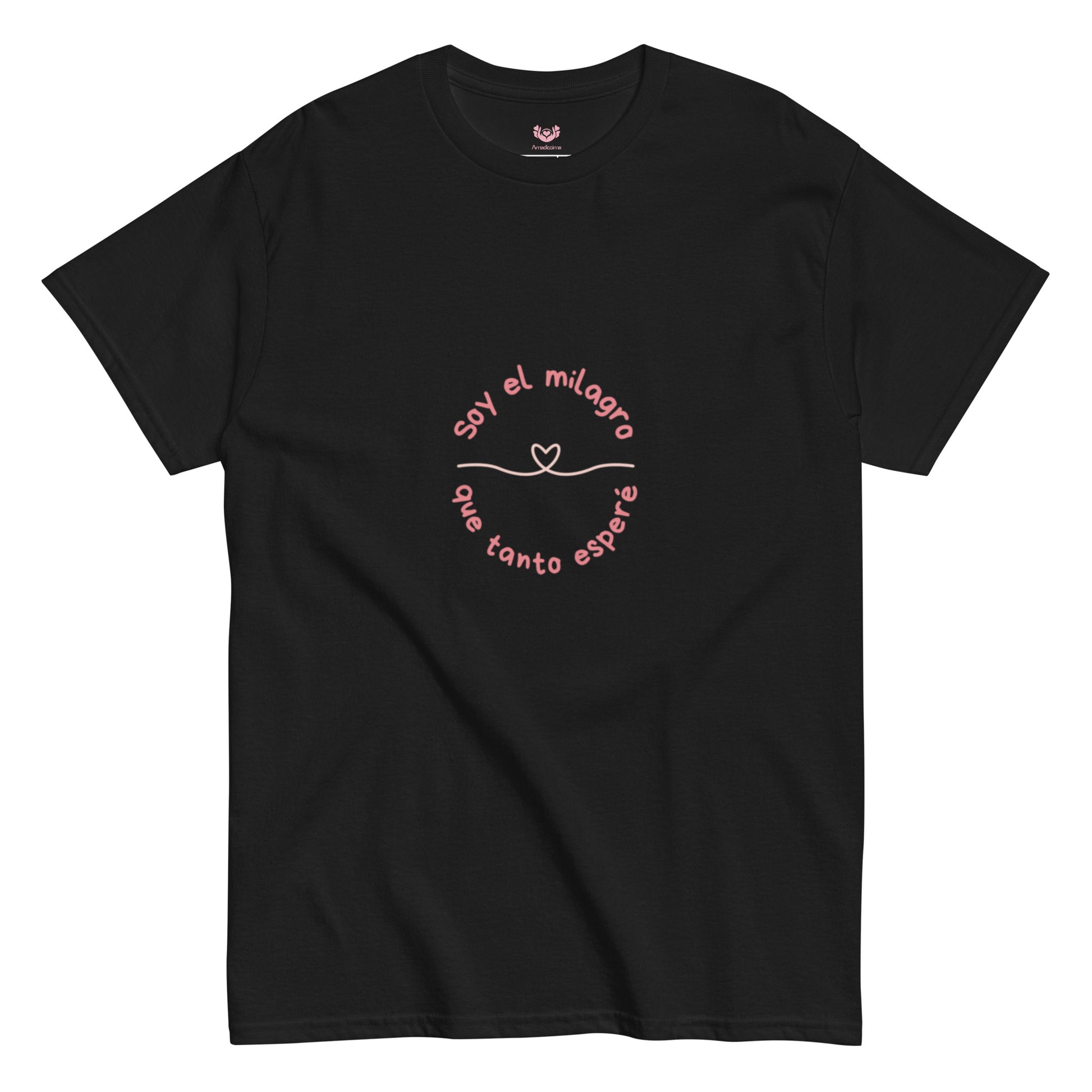 Camiseta negra “Soy el milagro que tanto esperé”, algodón suave y diseño consciente Amadíssima, detalle.