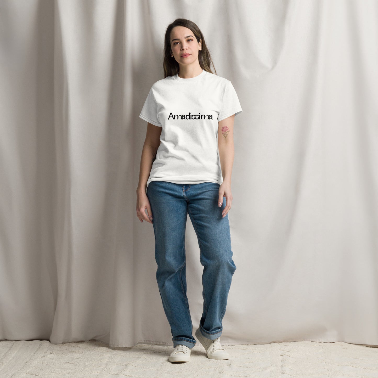 Mujer en ambiente lifestyle con camiseta “Sello” blanca, Amadíssima