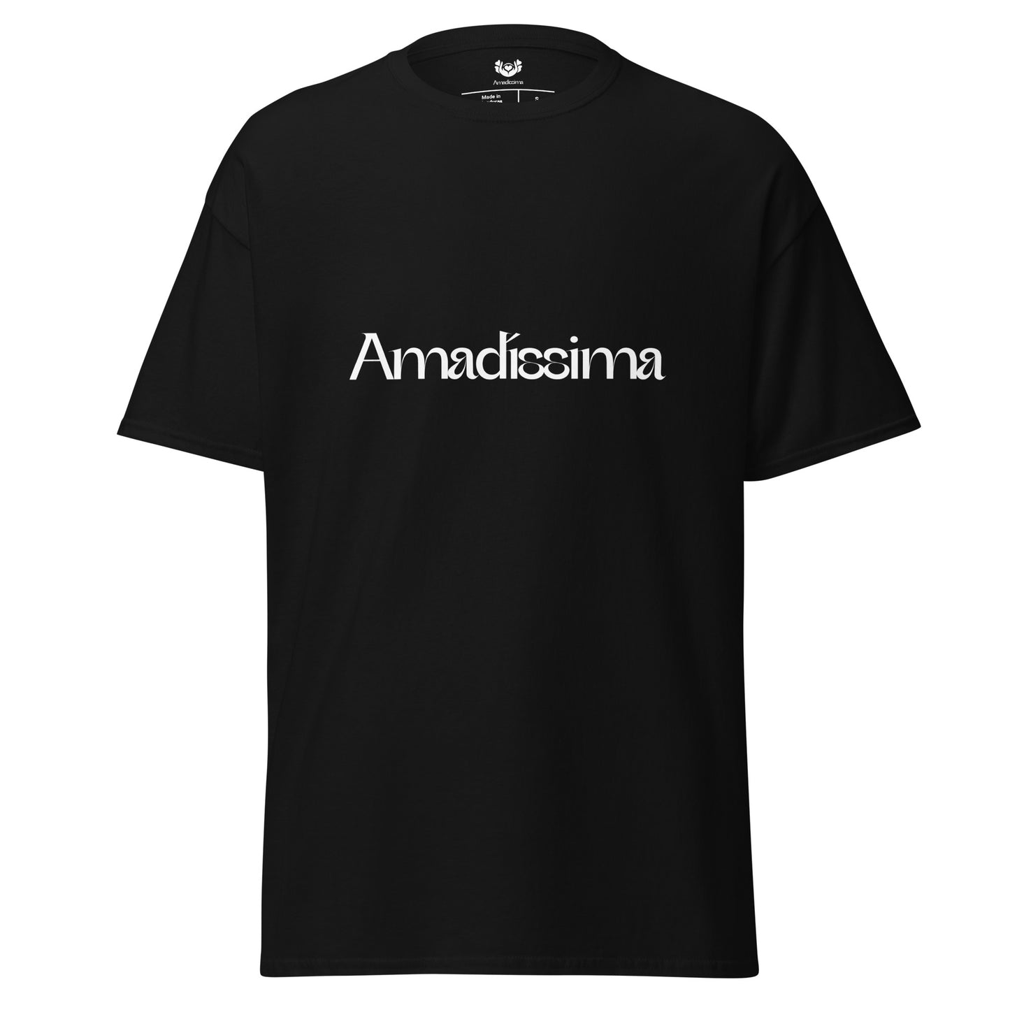 Detalle frontal de camiseta “Sello” negra, Amadíssima