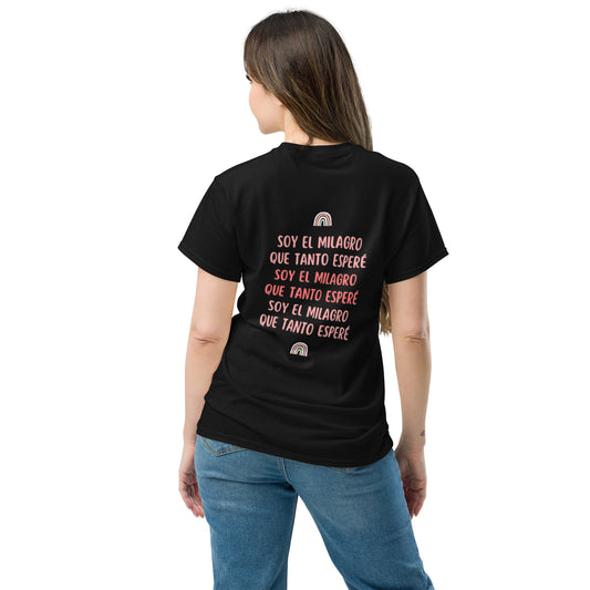 Espalda de camiseta negra “Soy el milagro que tanto esperé” con detalle de costura