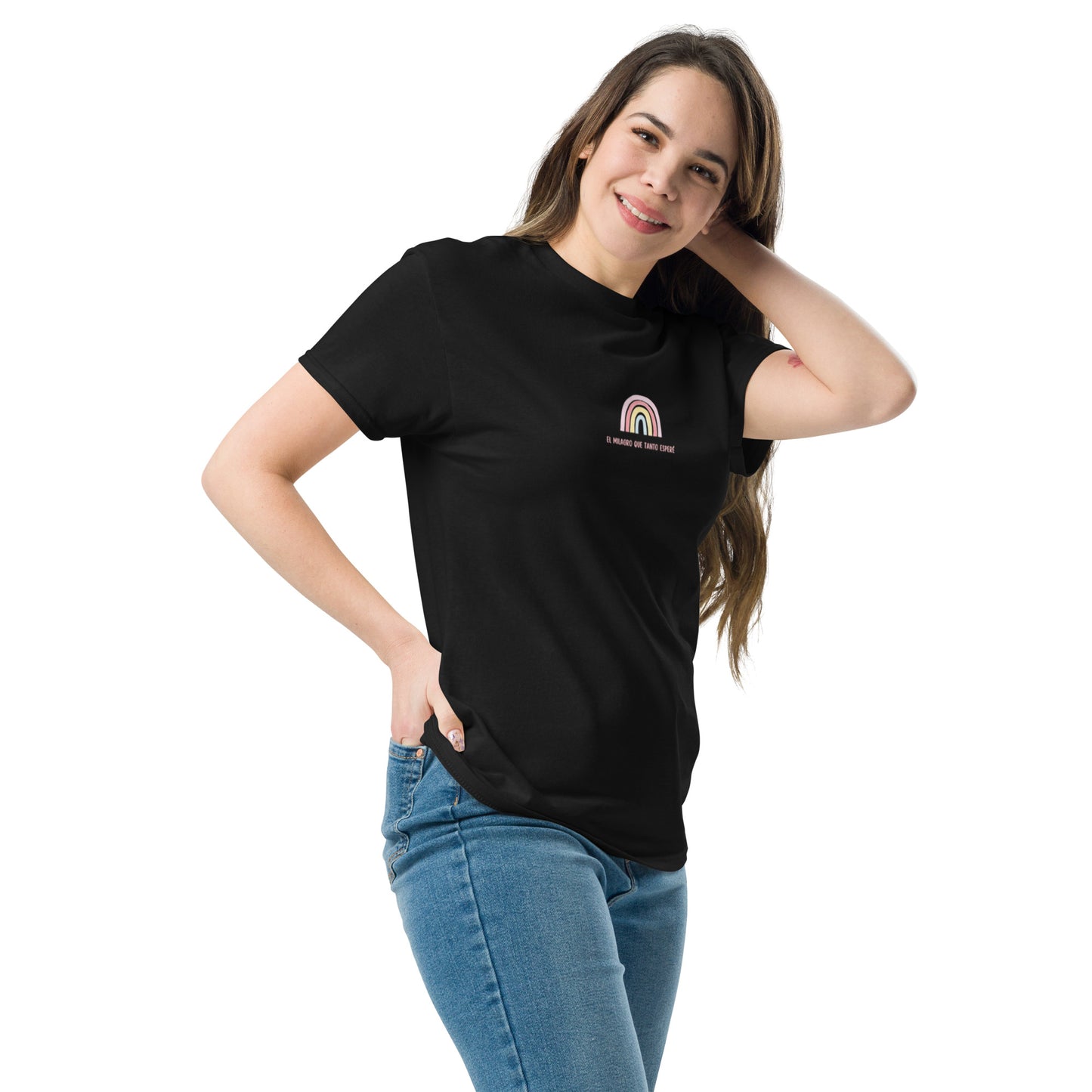 Camiseta negra “Soy el milagro que tanto esperé” vista lateral con mujer