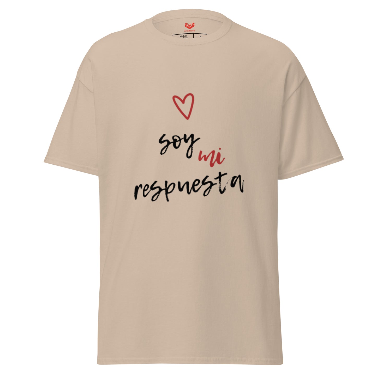 Detalle frontal camiseta “Soy mi respuesta” color arena, Amadíssima