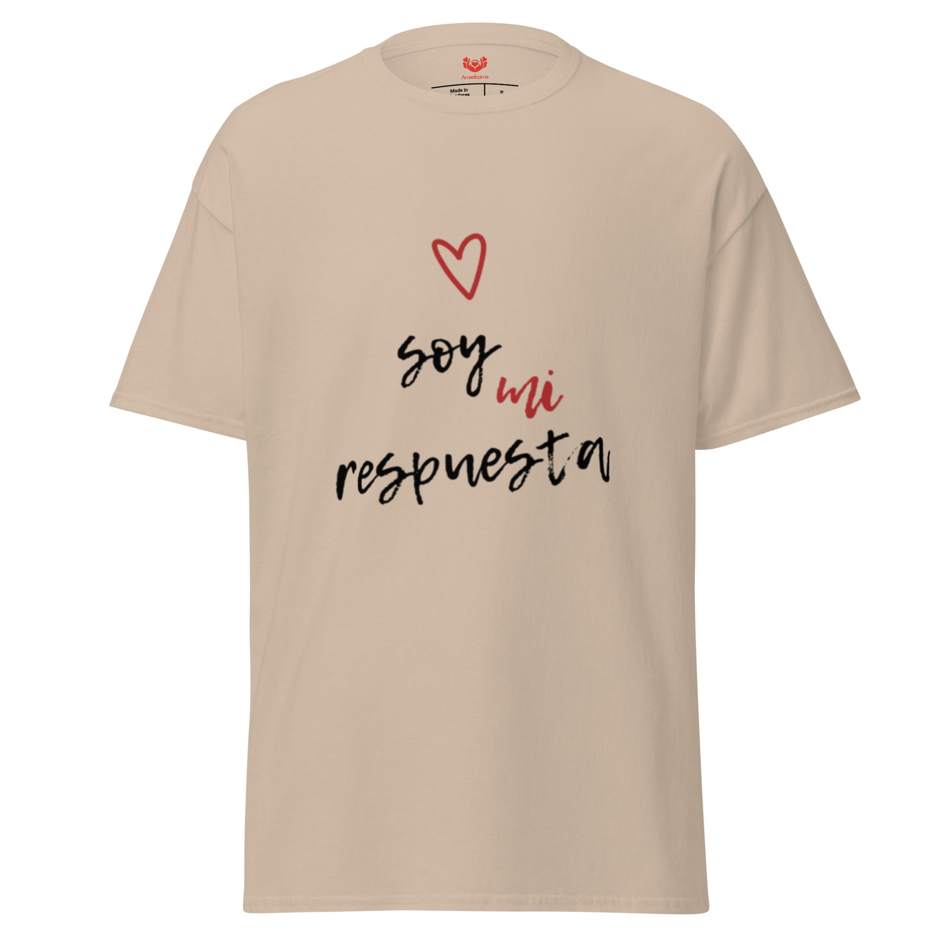 Detalle frontal camiseta “Soy mi respuesta” color arena, Amadíssima