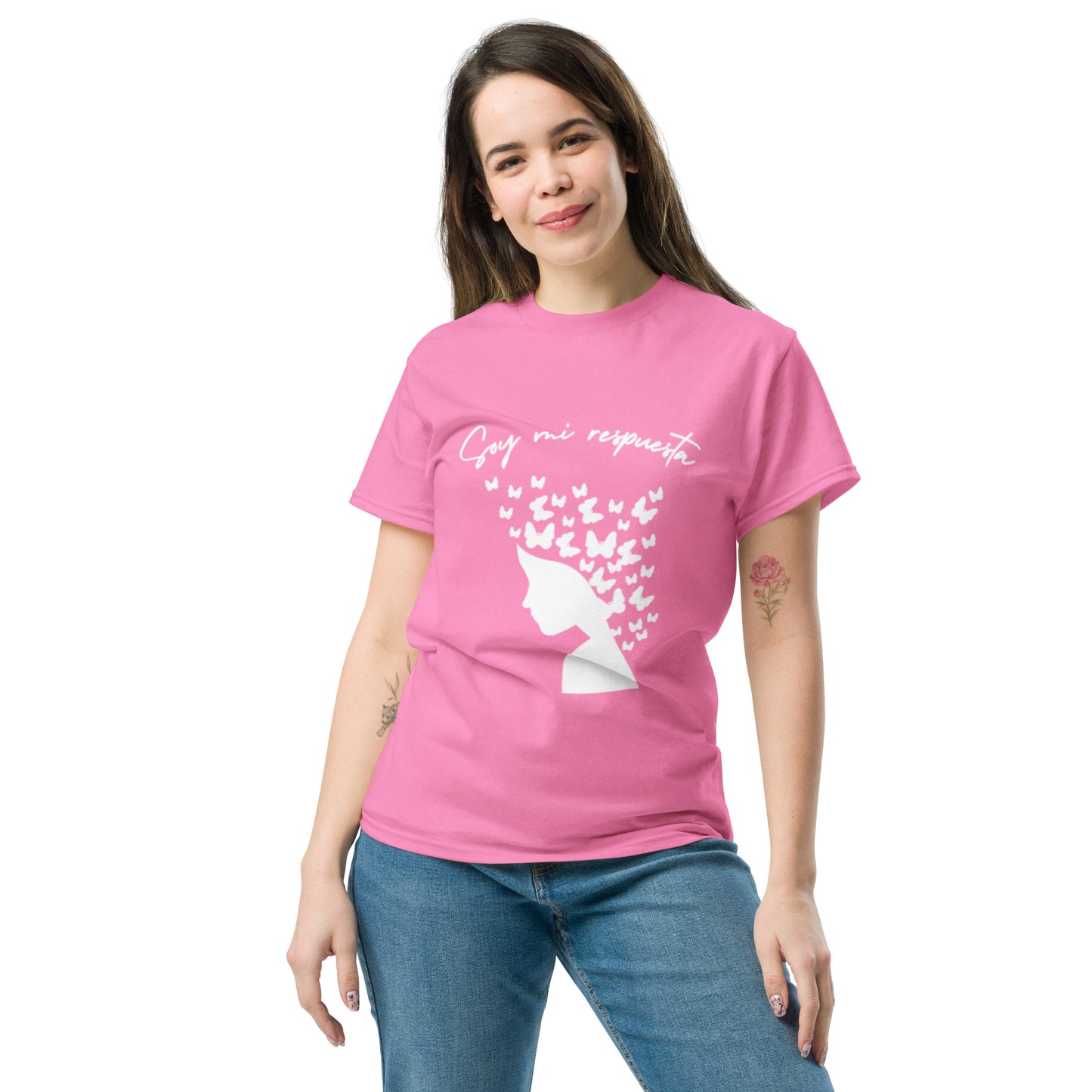 Mujer con camiseta azalea “Soy mi respuesta” Amadíssima, vista frontal