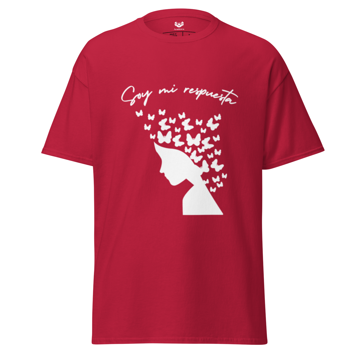 Detalle de la camiseta cardinal “Soy mi respuesta” Amadíssima