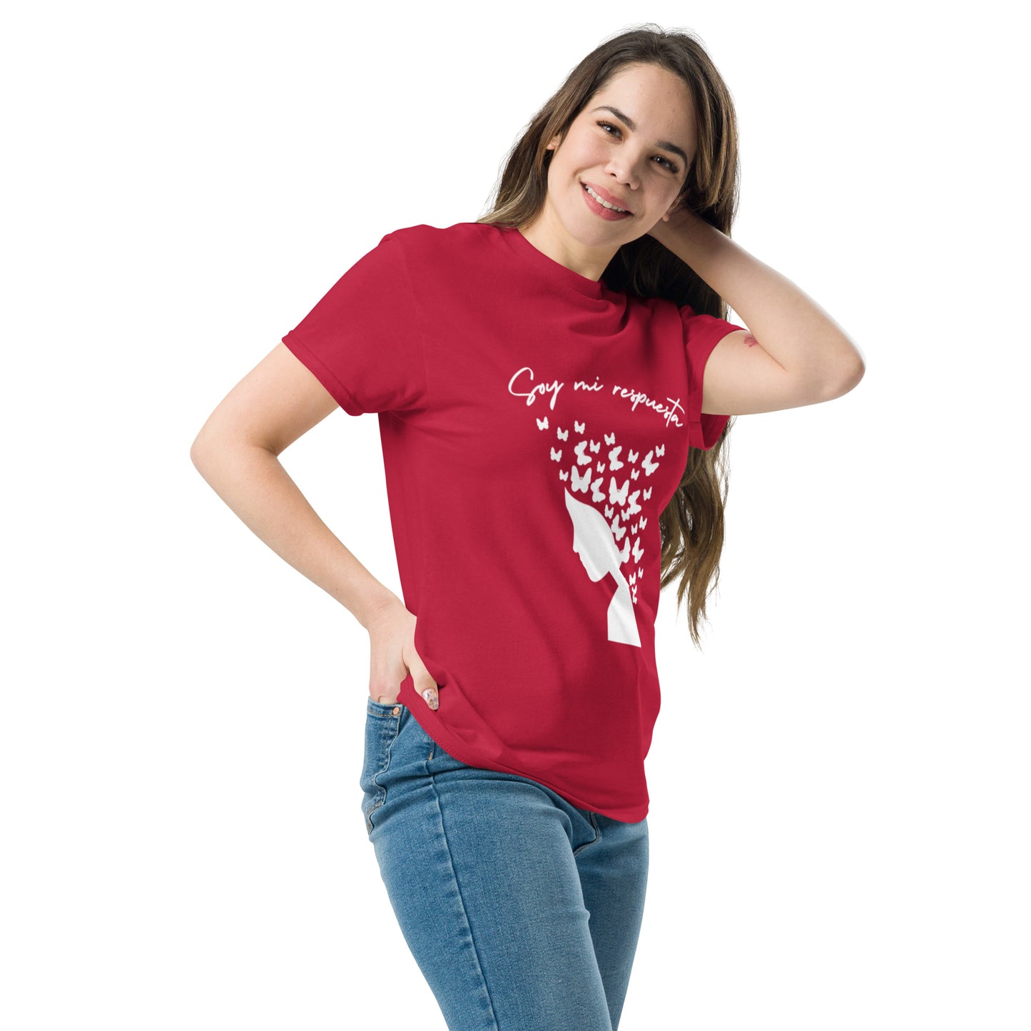 Mujer con camiseta cardinal “Soy mi respuesta” Amadíssima, vista lateral