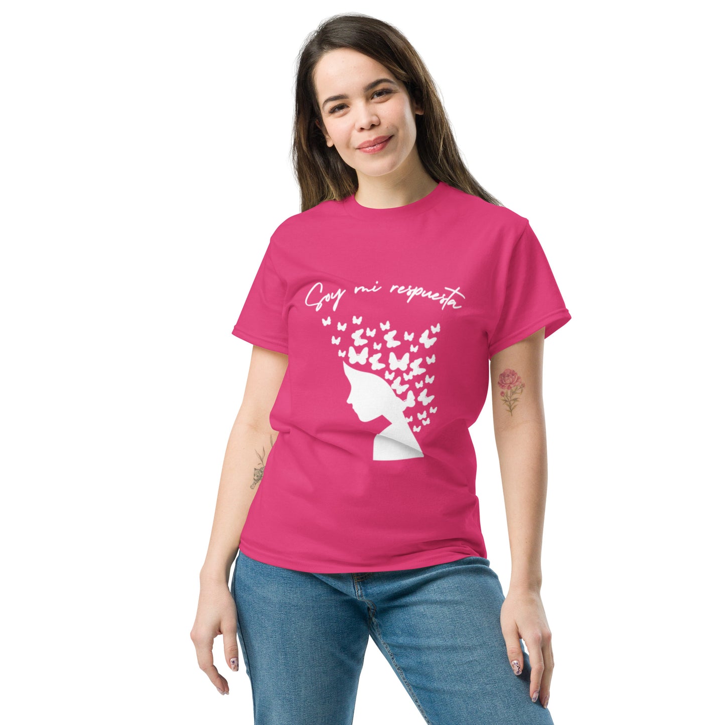 Mujer con camiseta heliconia “Soy mi respuesta” Amadíssima, vista frontal