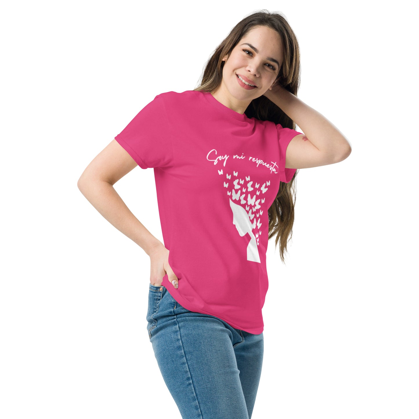 Mujer con camiseta heliconia “Soy mi respuesta” Amadíssima, vista lateral