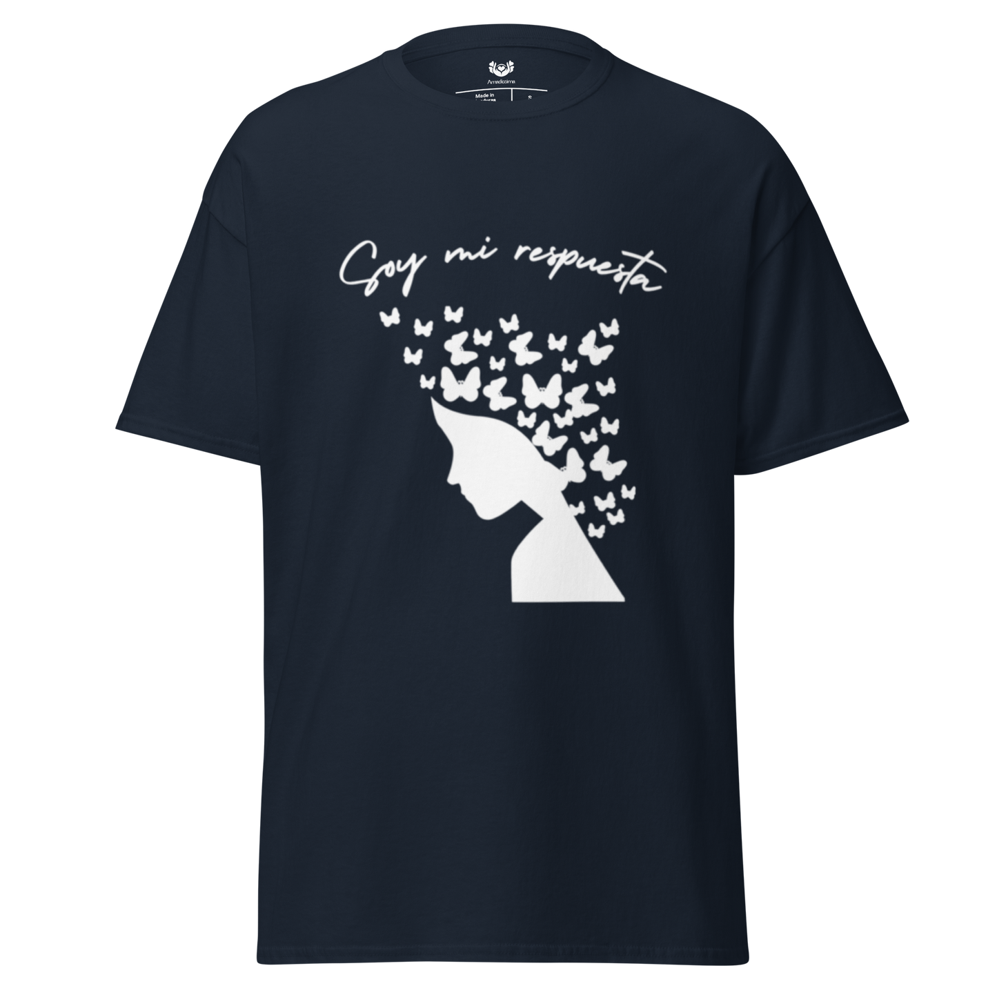 Detalle de la camiseta navy “Soy mi respuesta” Amadíssima