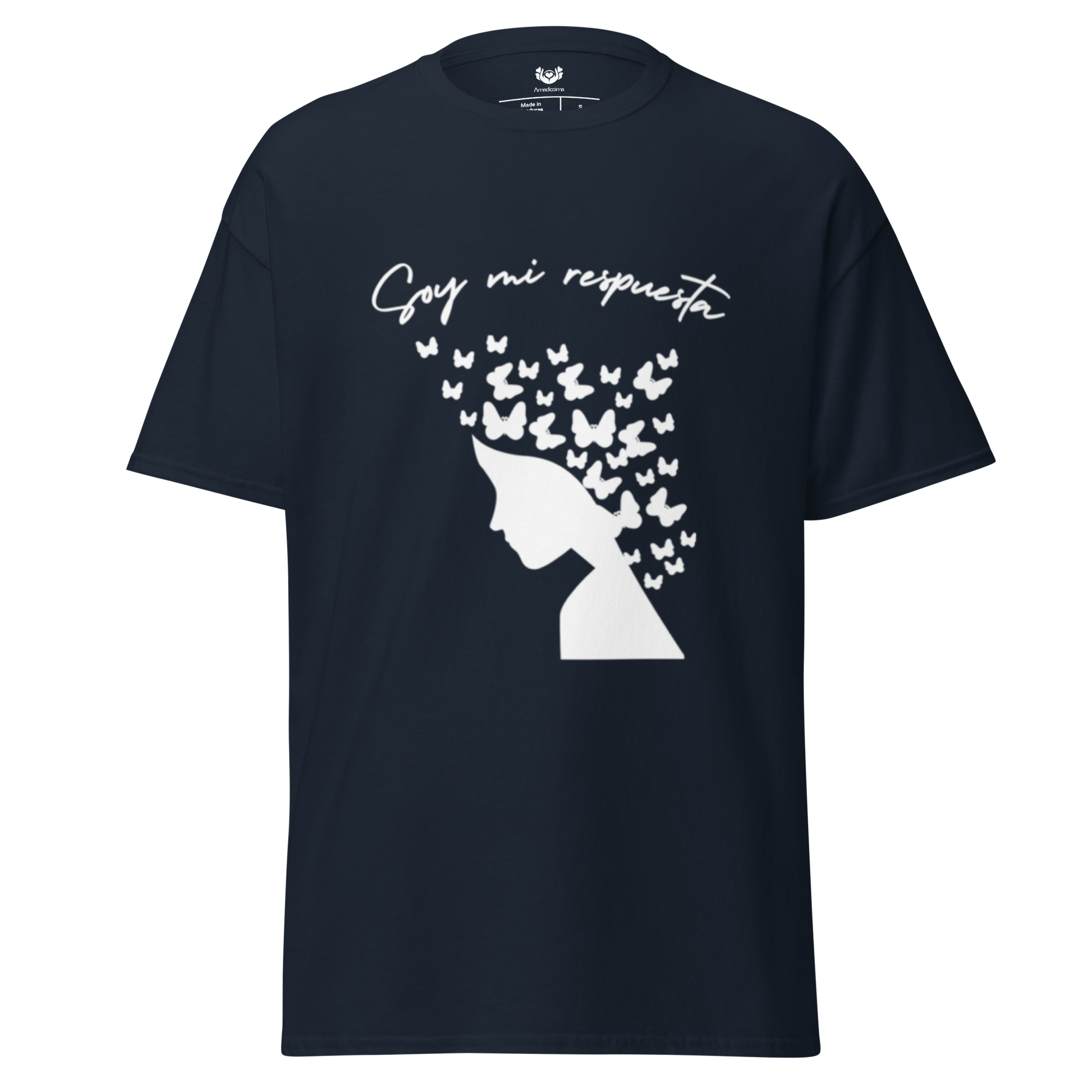 Detalle de la camiseta navy “Soy mi respuesta” Amadíssima