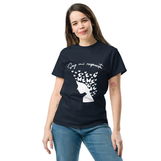Mujer con camiseta navy “Soy mi respuesta” Amadíssima, vista frontal
