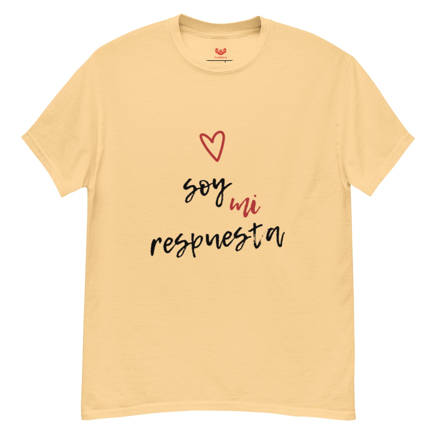 Detalle frontal camiseta “Soy mi respuesta” color yellow haze, Amadíssima