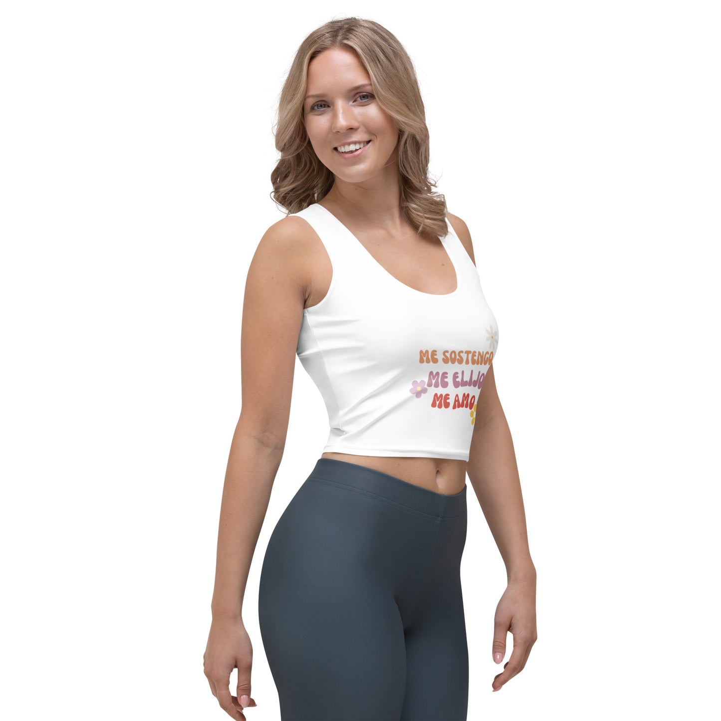 Modelo usando crop top con frase inspiradora, vestida de autoamor y seguridad.