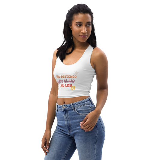 Detalle del estampado con frase de autoamor en crop top mujer.