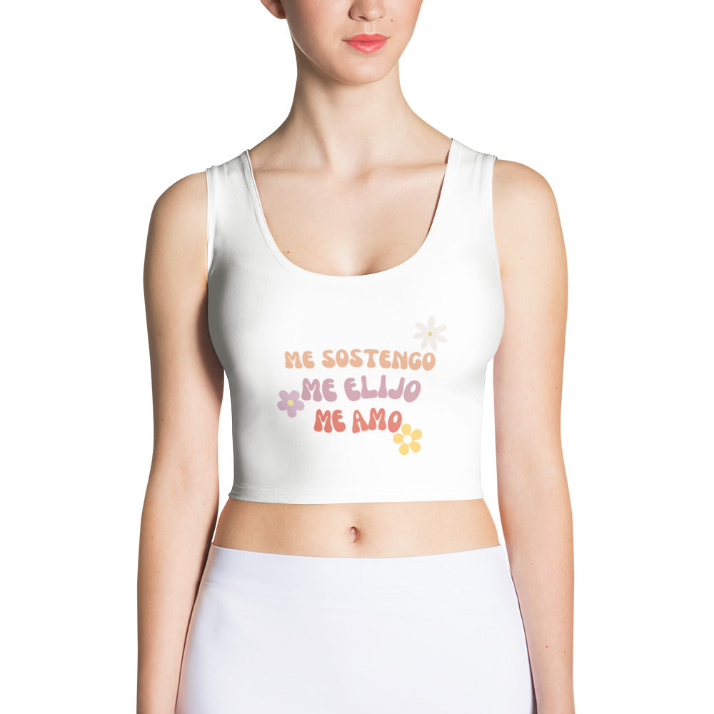 Mujer con crop top “Me sostengo, me elijo, me amo” en pose de fuerza y calma.