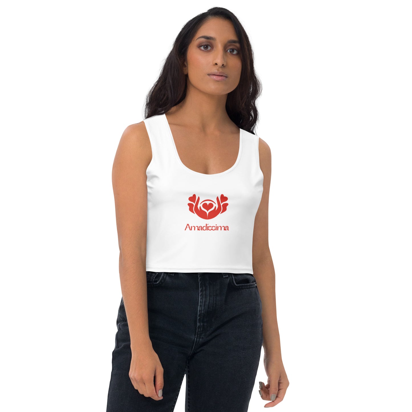Mujer con crop top blanco “Latido Encendido” Amadíssima, vista lateral 1
