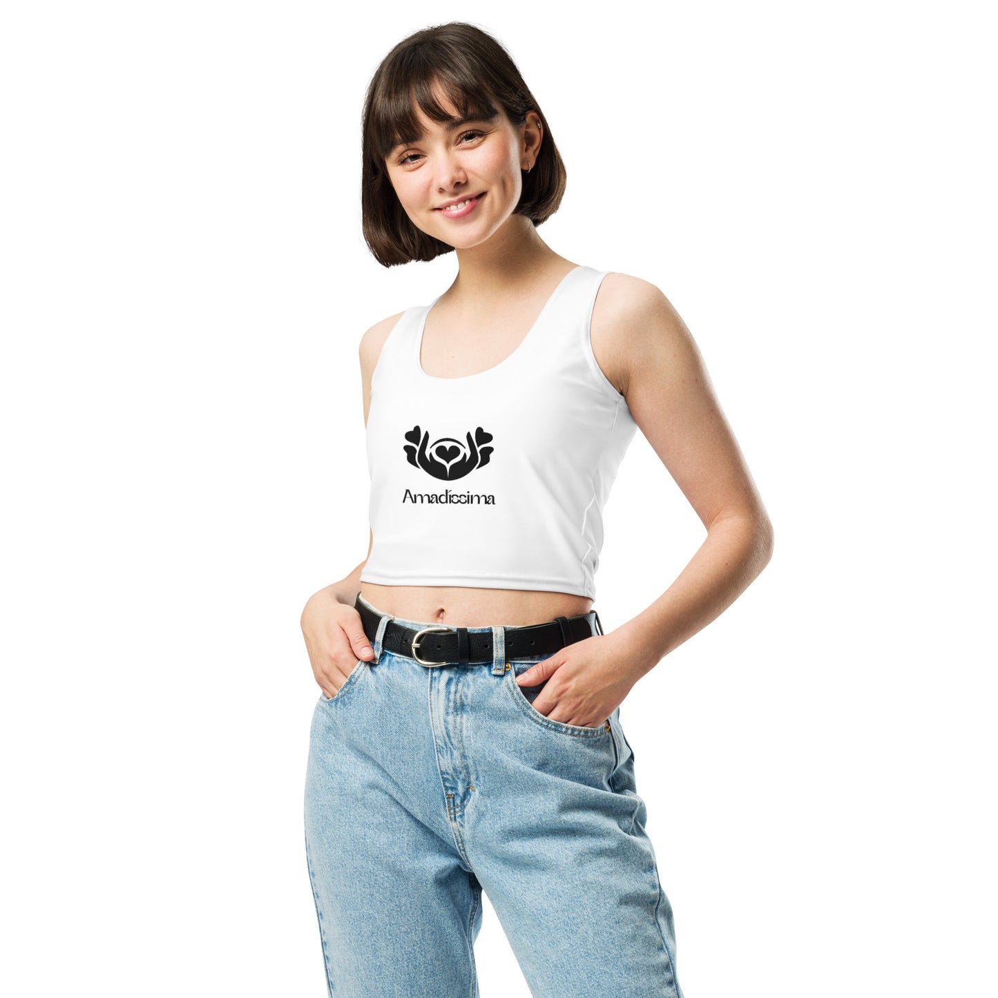 Mujer con crop top blanco “Latido Profundo” Amadíssima, vista frontal 1