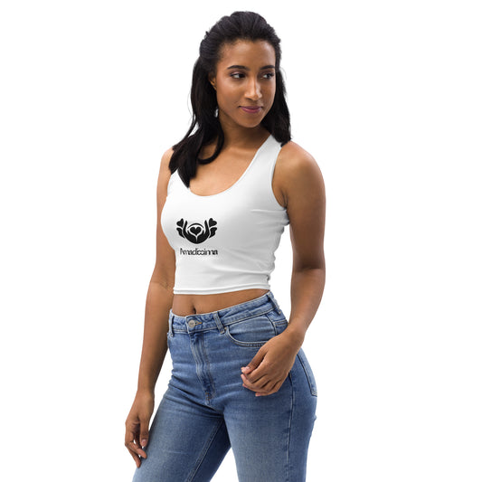 Mujer usando crop top blanco “Latido Profundo” Amadíssima, vista lateral 1