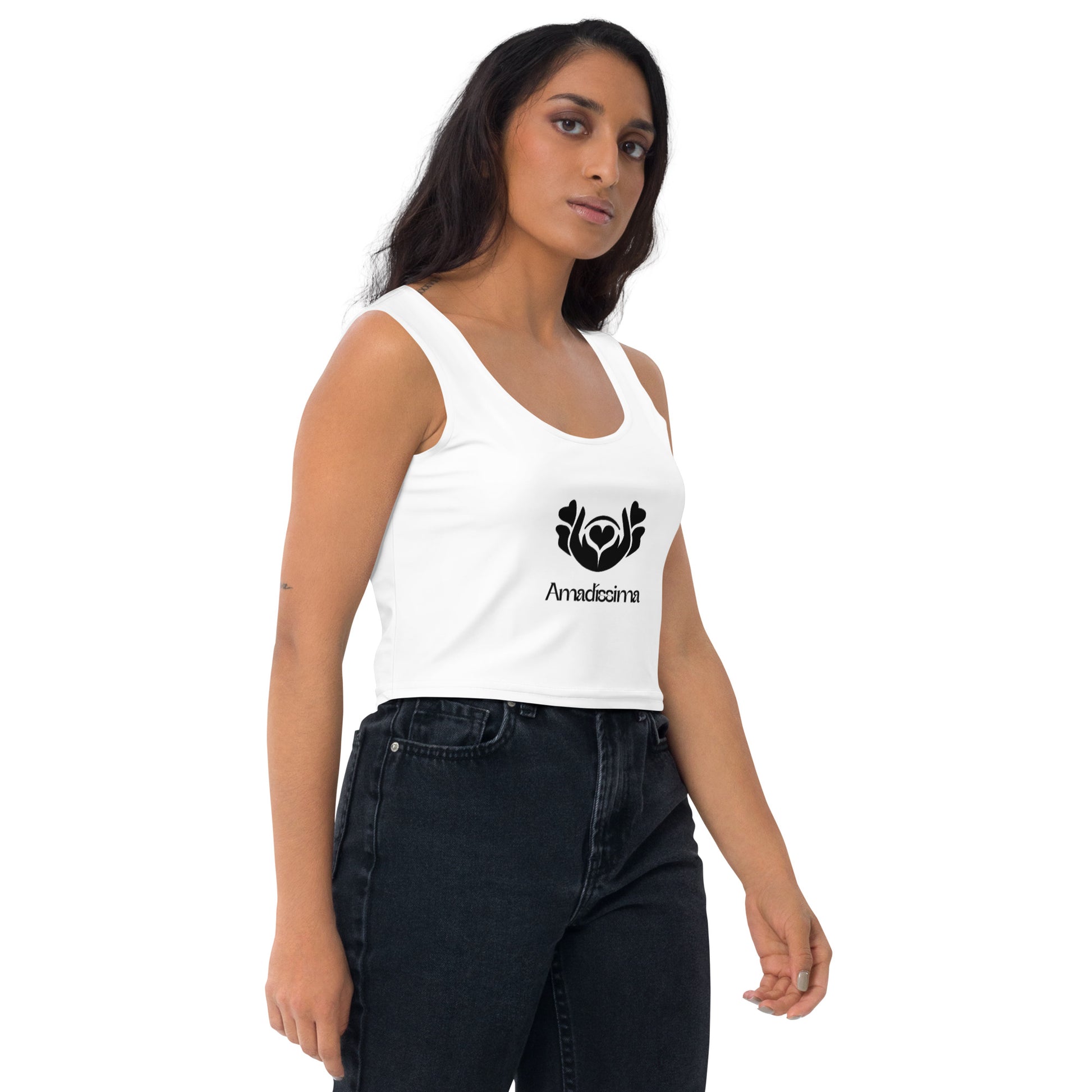 Mujer usando crop top blanco “Latido Profundo” Amadíssima, vista lateral 2