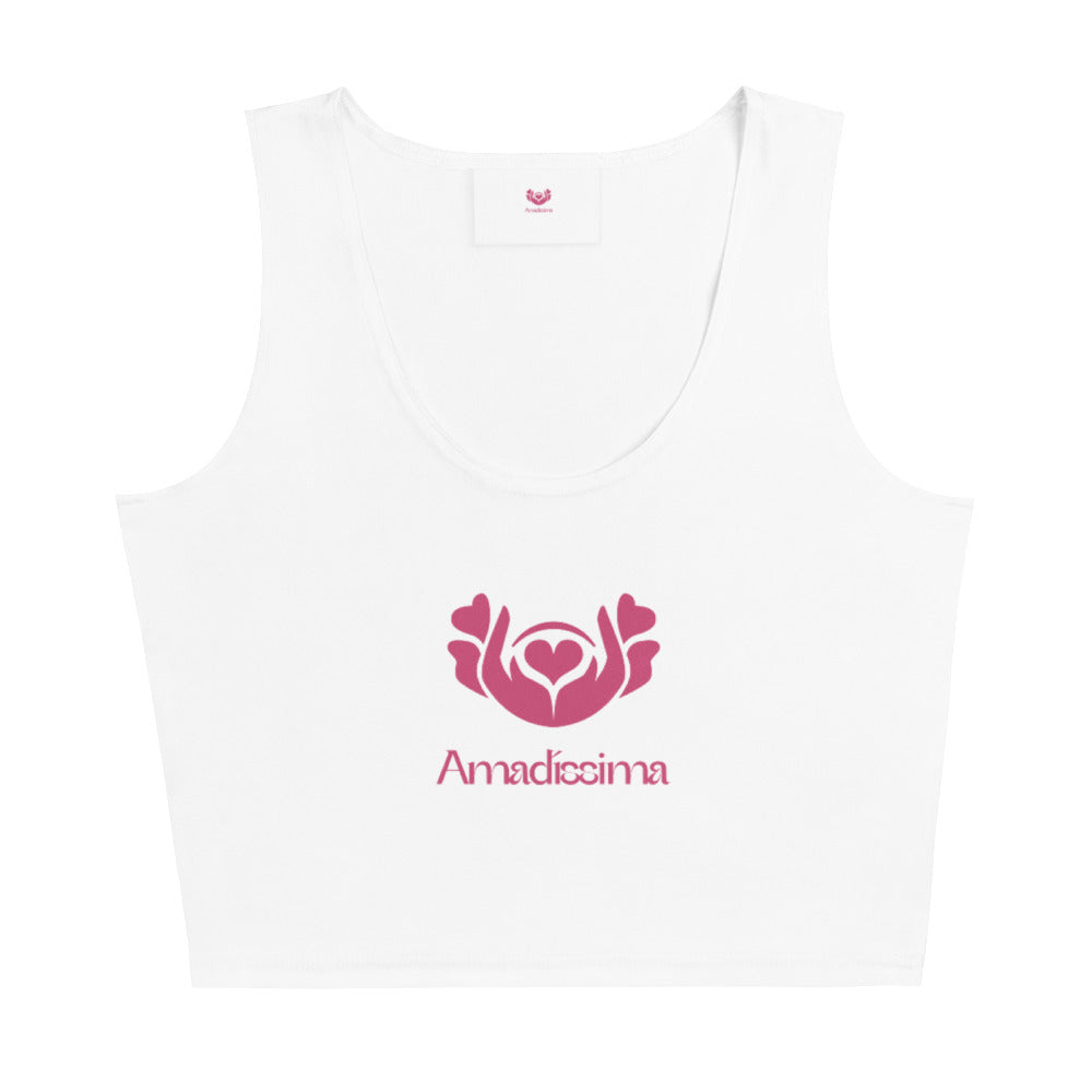 Detalle del logo fucsia en crop top blanco “Latido Radiante” Amadíssima