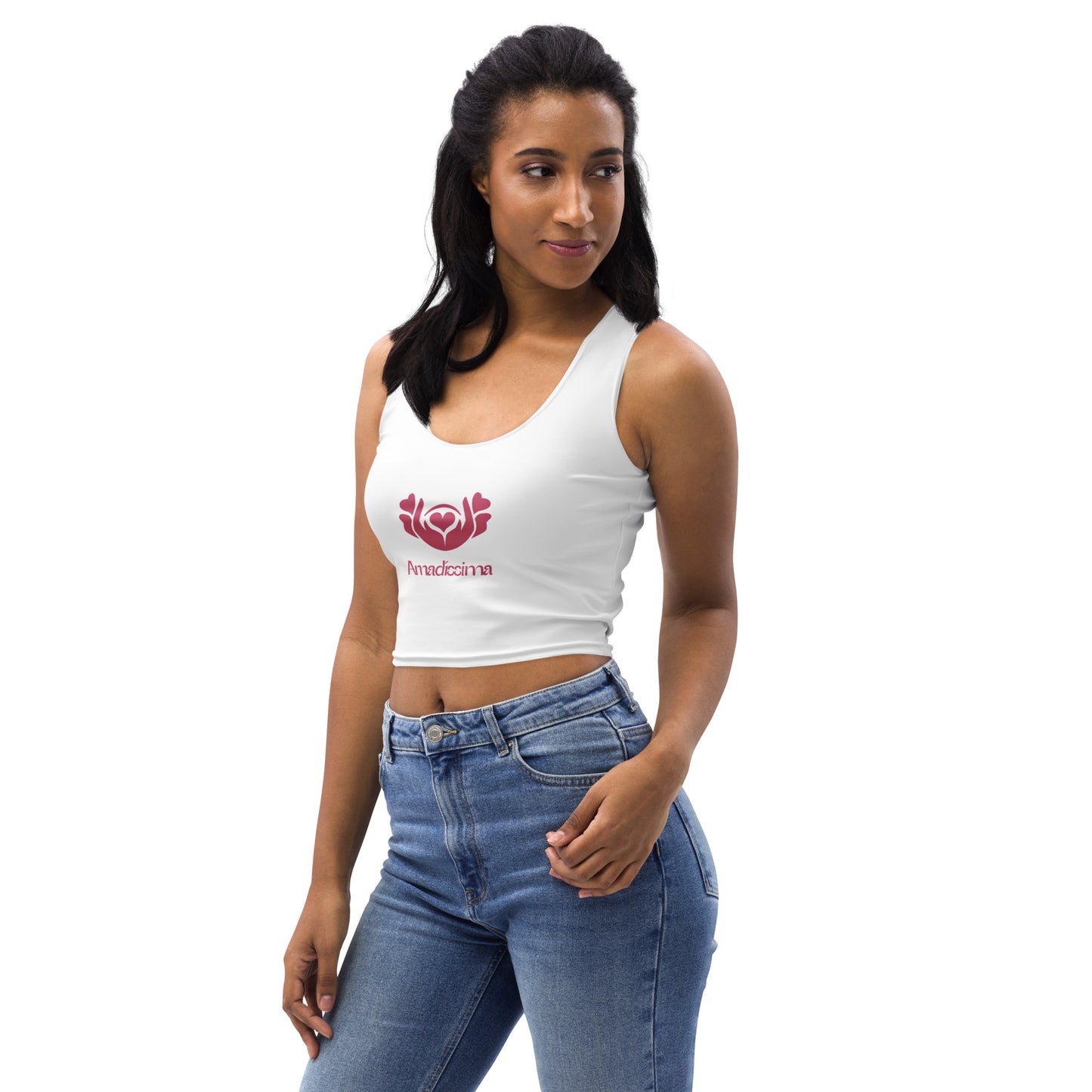 Mujer con crop top blanco “Latido Radiante” Amadíssima, vista frontal 2