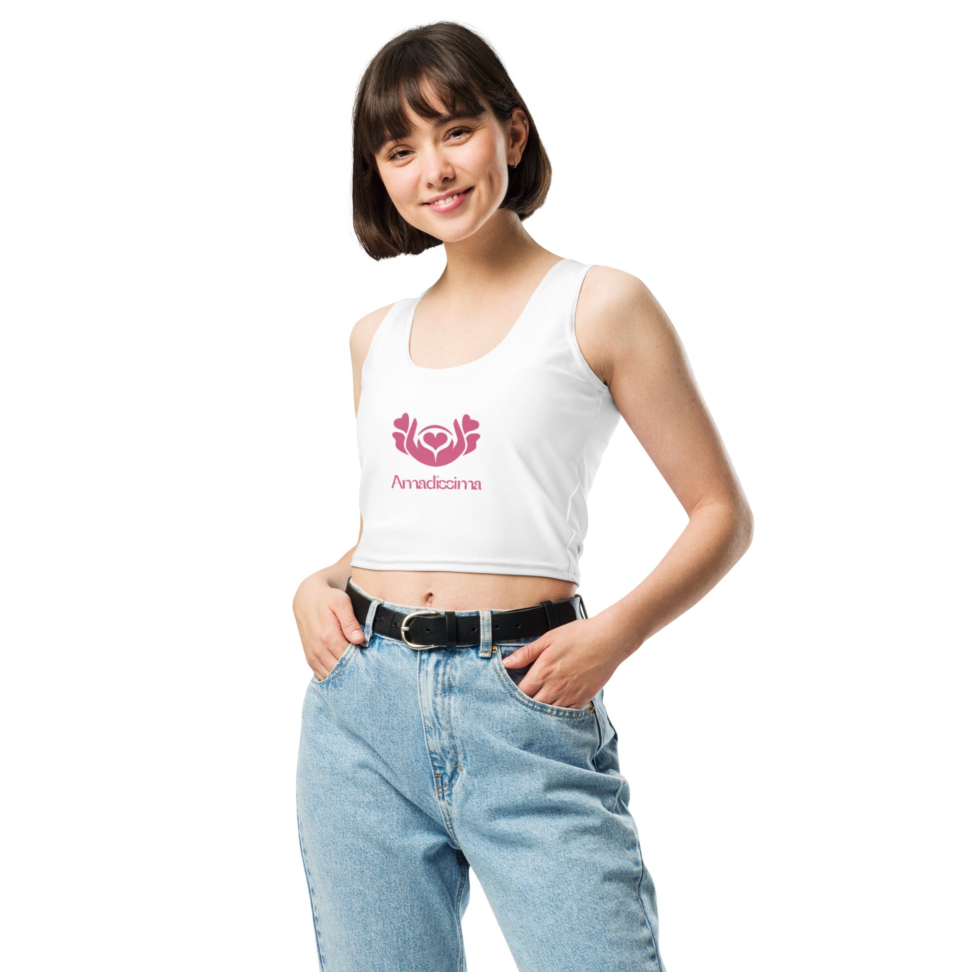 Mujer con crop top blanco “Latido Radiante” Amadíssima, vista lateral