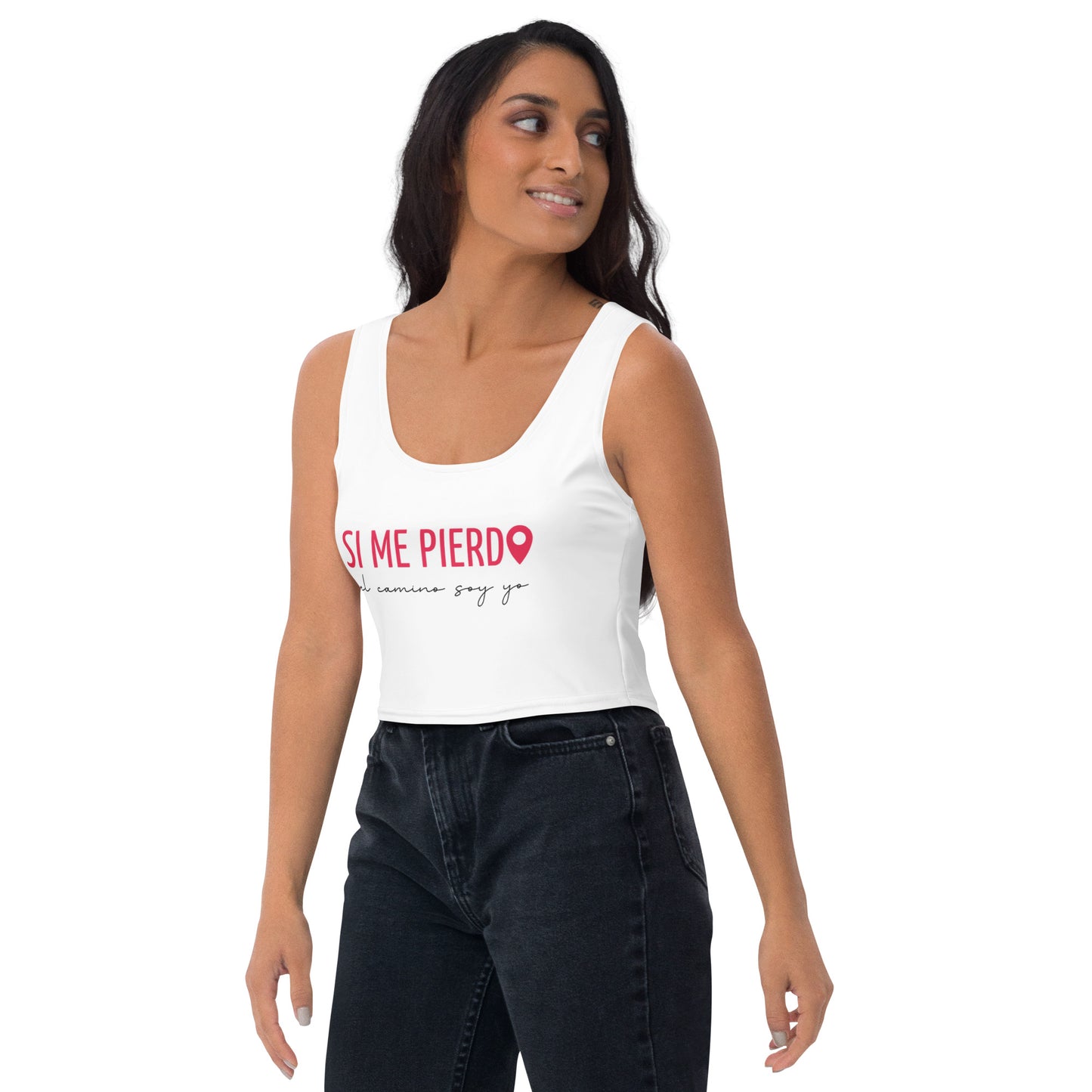 Perfil lateral del crop top blanco con frase de autoamor, prenda consciente y cómoda.