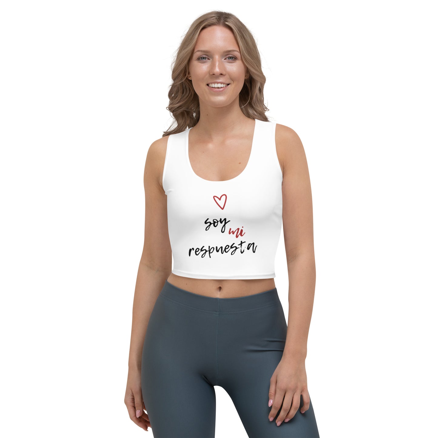 Vista frontal del crop top “Soy mi respuesta” para mujer, con frase inspiradora y diseño ajustado.