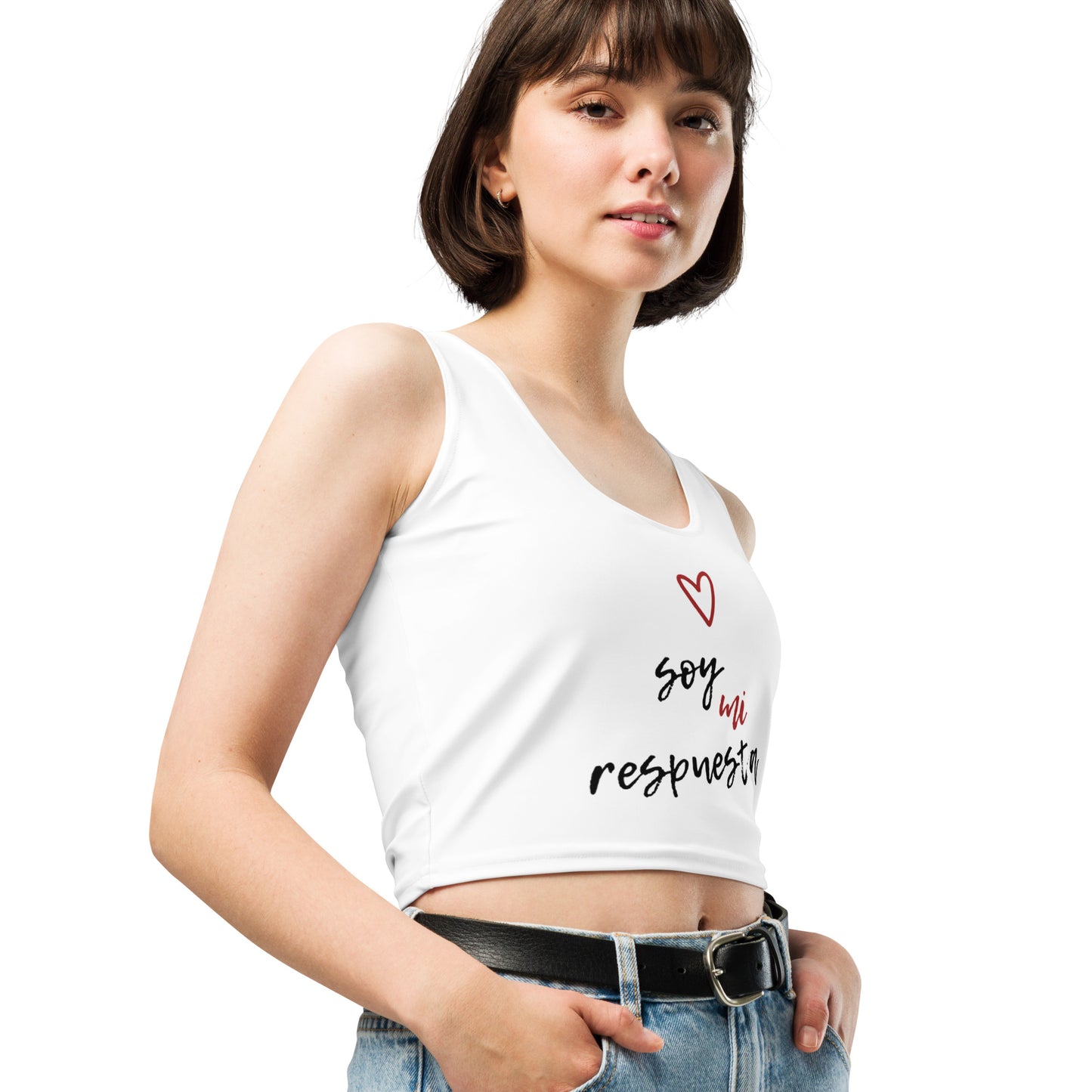 Perfil lateral del crop top “Soy mi respuesta” con corte ceñido y tejido elástico para mujer.
