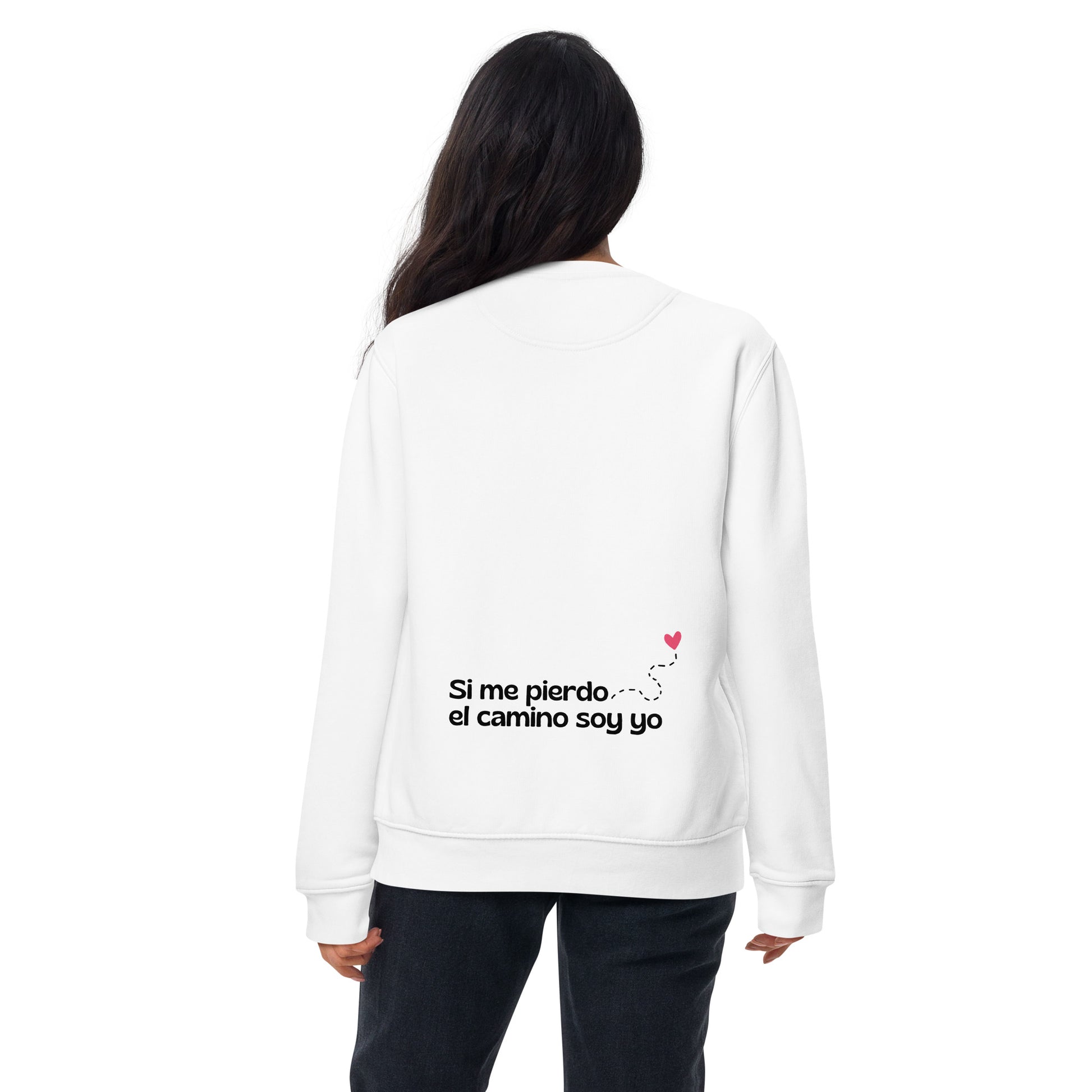 Vista trasera de sudadera mujer “Si me pierdo el camino soy yo” en color blanco, con estampado de frase inspiradora.
