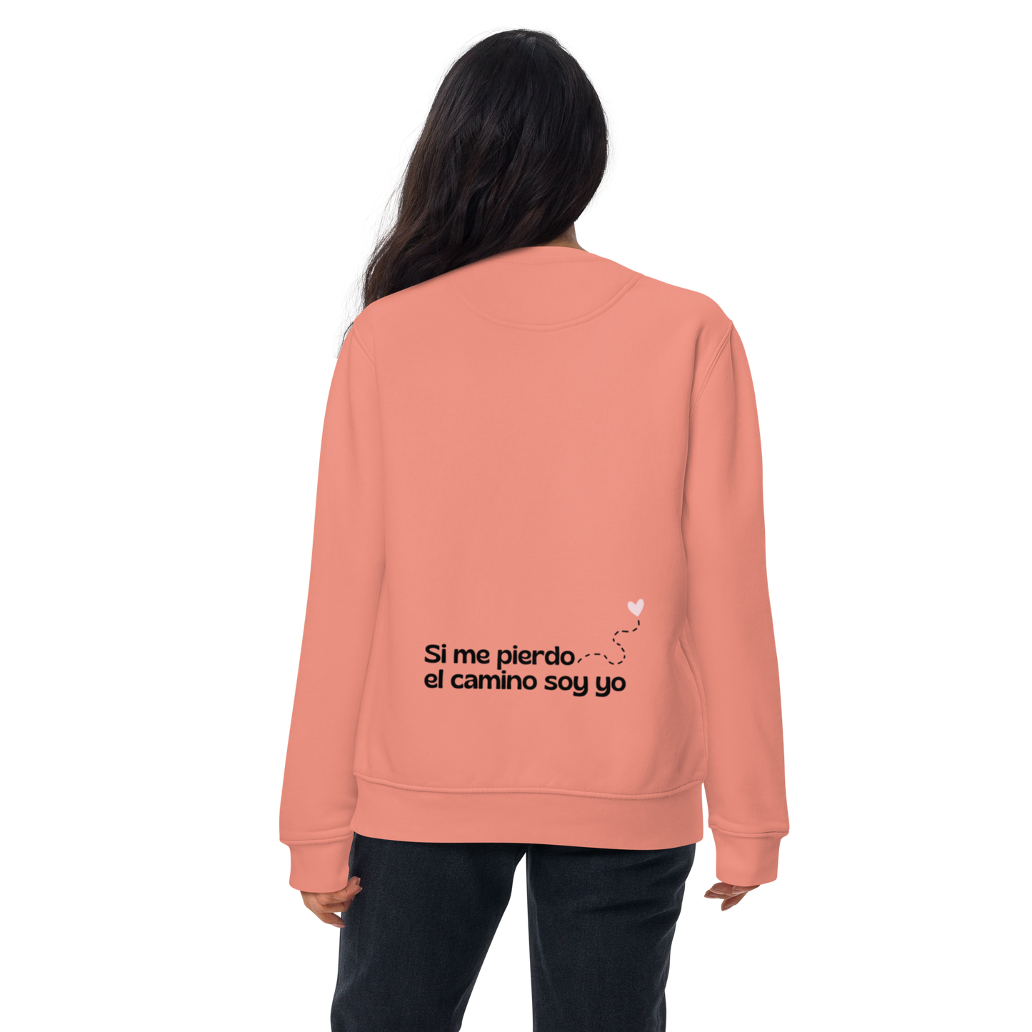Vista trasera de sudadera mujer “Si me pierdo el camino soy yo” en color dusty rose, con estampado de frase inspiradora.