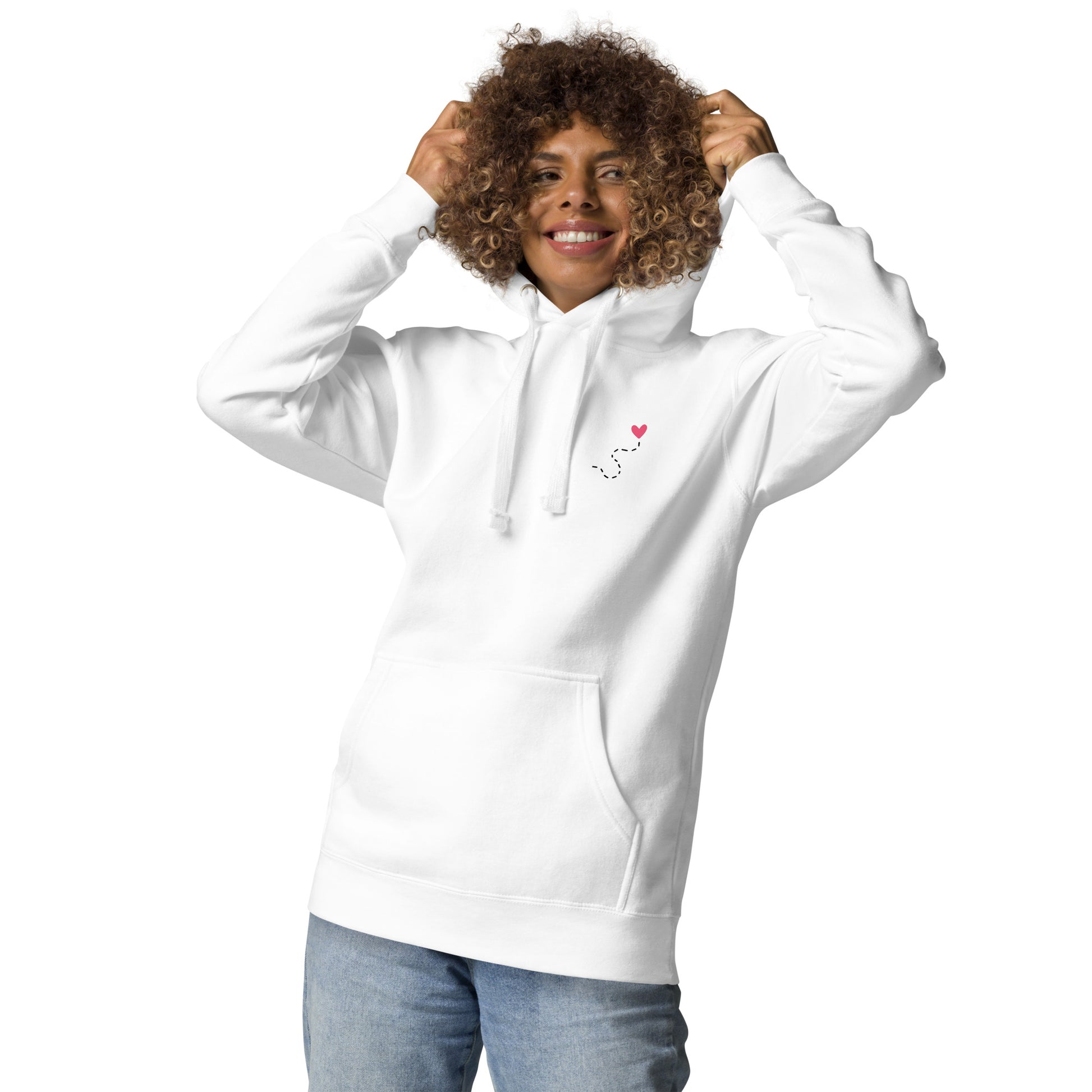Mujer con sudadera blanca y capucha puesta, mensaje “Si me pierdo el camino, soy yo”