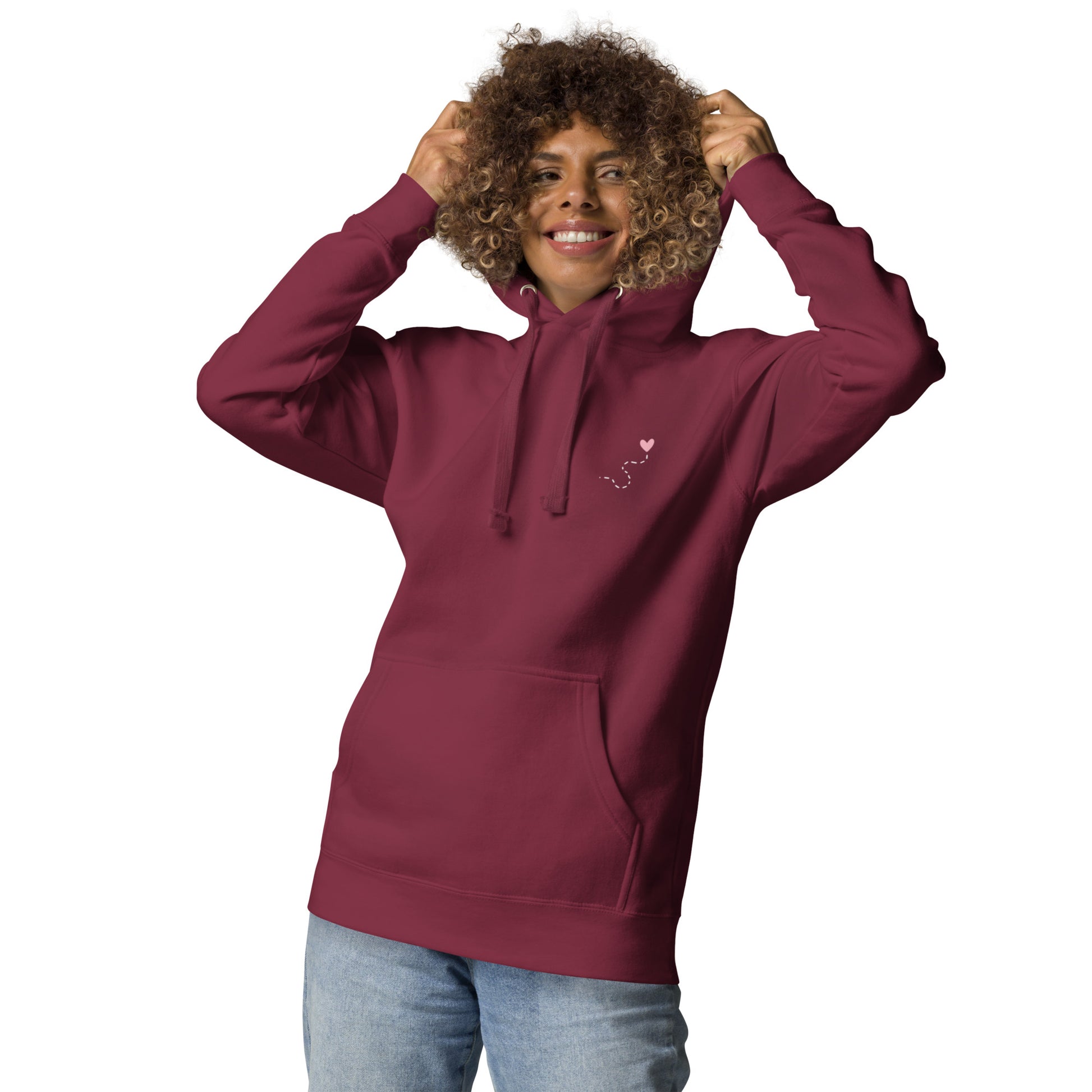 Mujer con sudadera maroon y capucha puesta, mensaje “Si me pierdo el camino, soy yo”