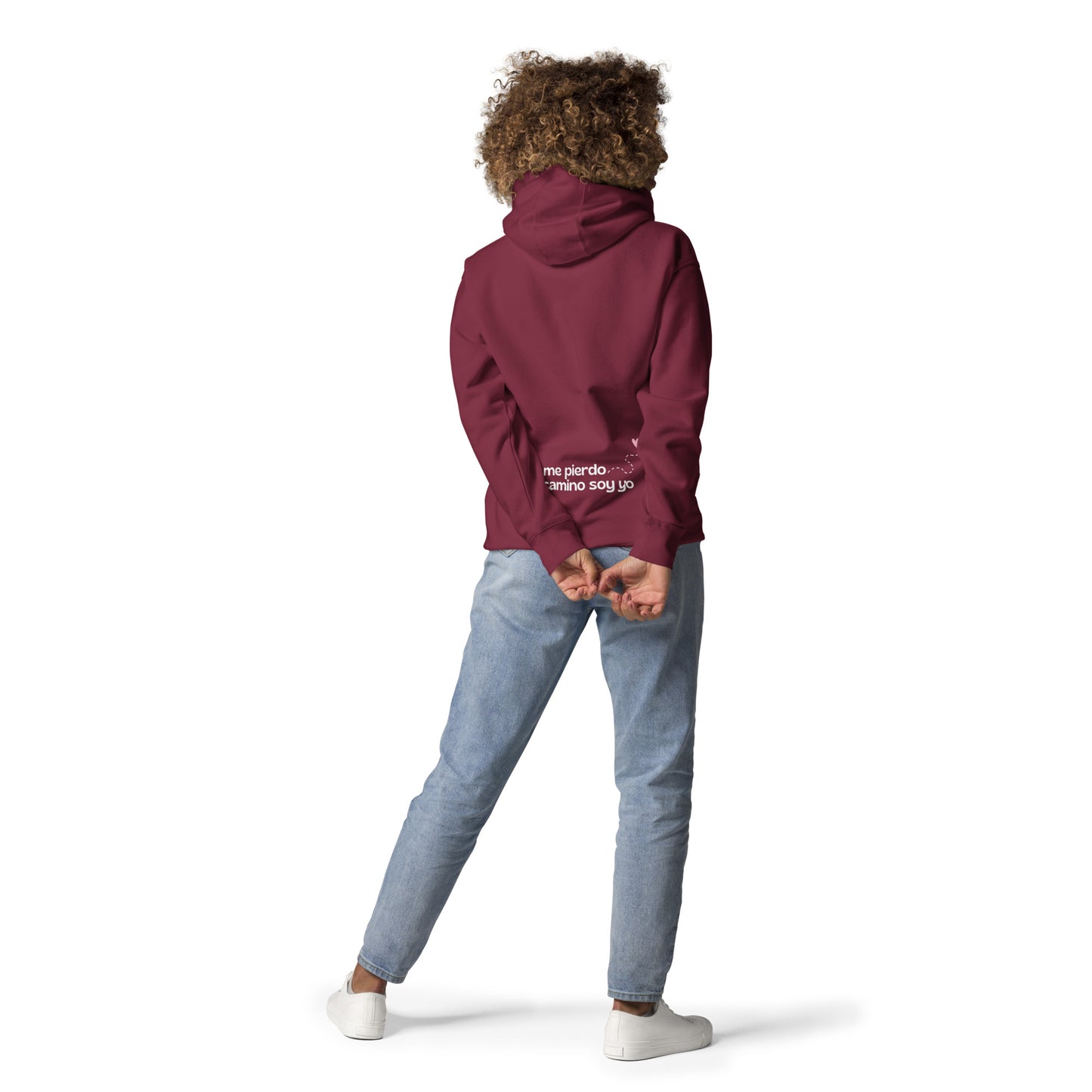 Estilo de vida con sudadera maroon, capucha y mensaje de autoamor, Amadíssima