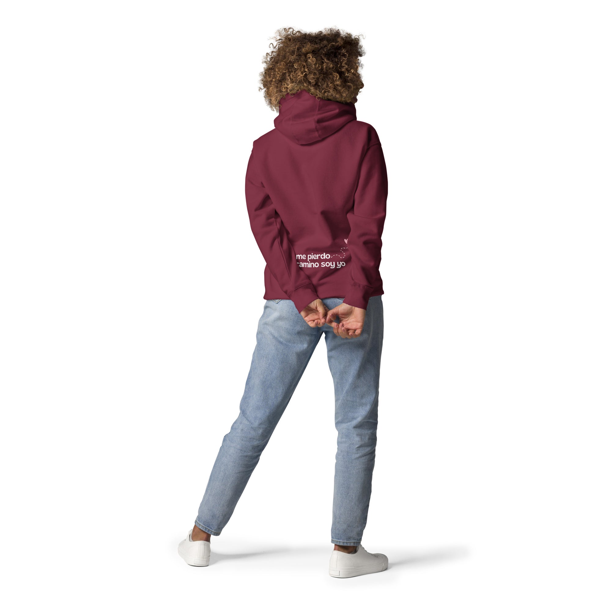 Estilo de vida con sudadera maroon, capucha y mensaje de autoamor, Amadíssima