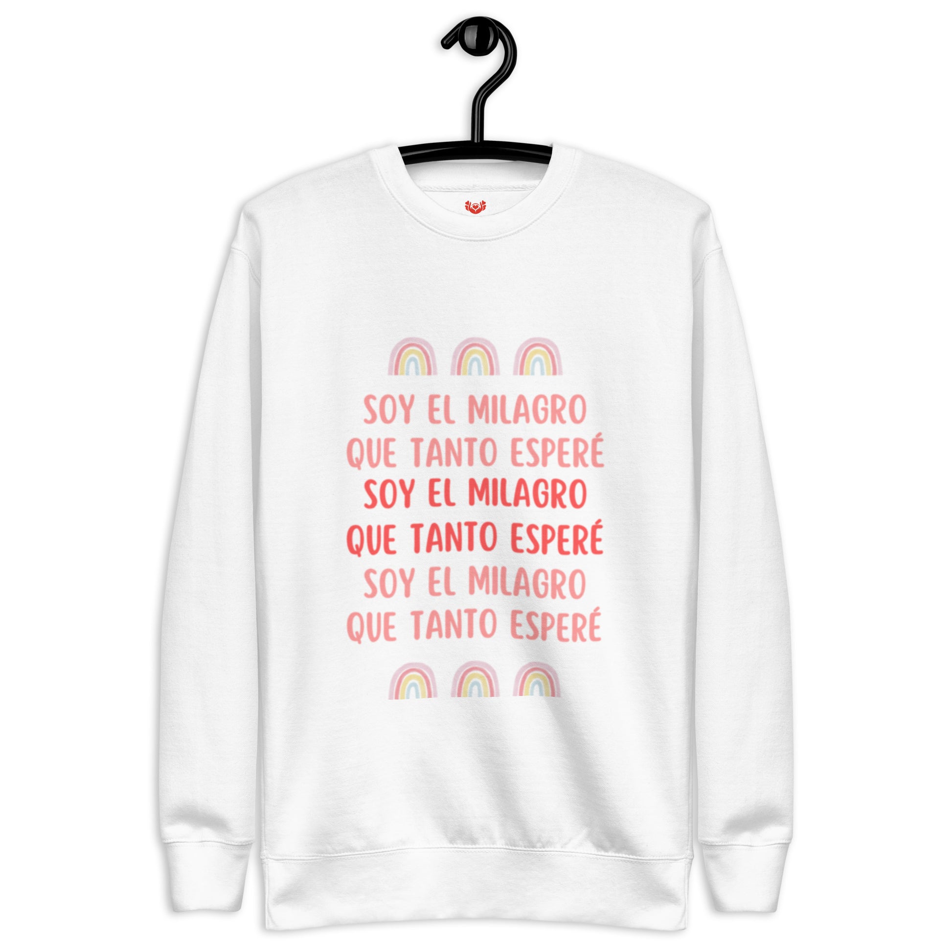 Sudadera blanca vintage "Soy el milagro que tanto esperé" colgada en percha, mostrando el diseño frontal.