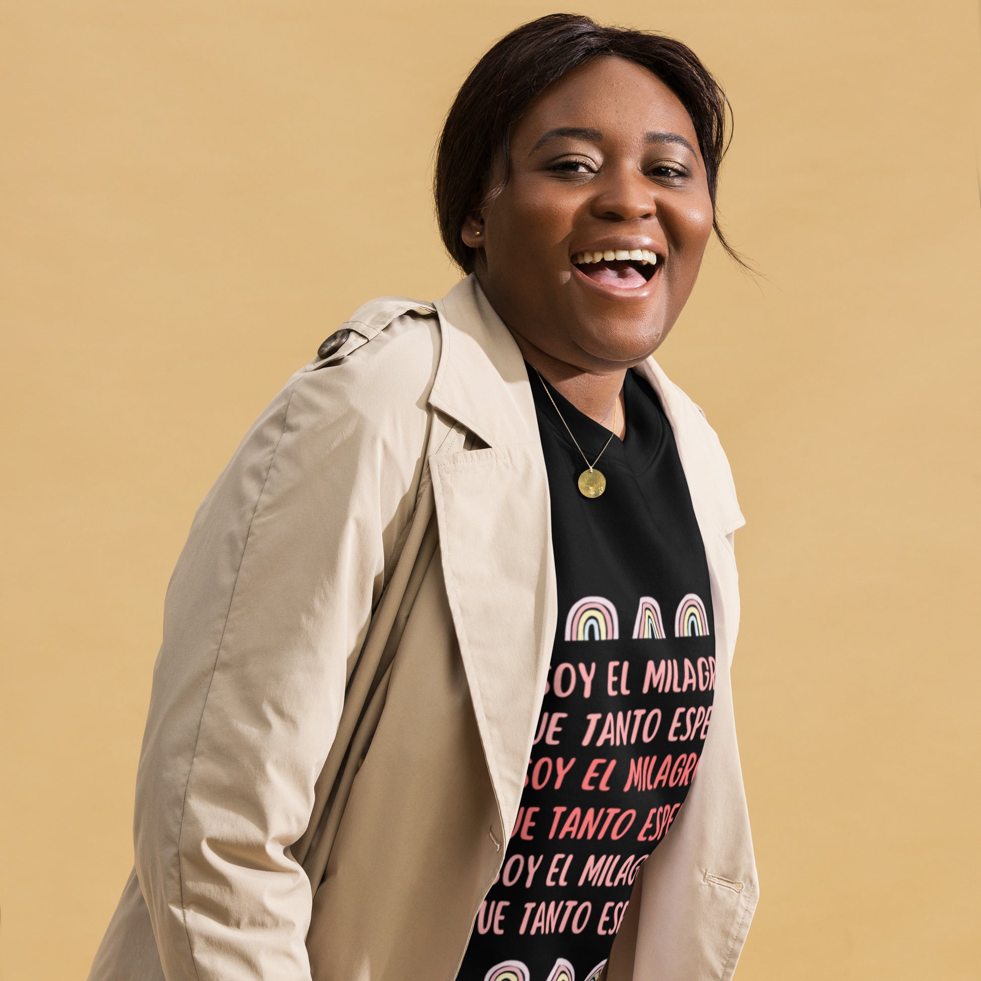 Mujer usando sudadera negra "Soy el milagro que tanto esperé" con mensaje de amor propio en ambiente casual.