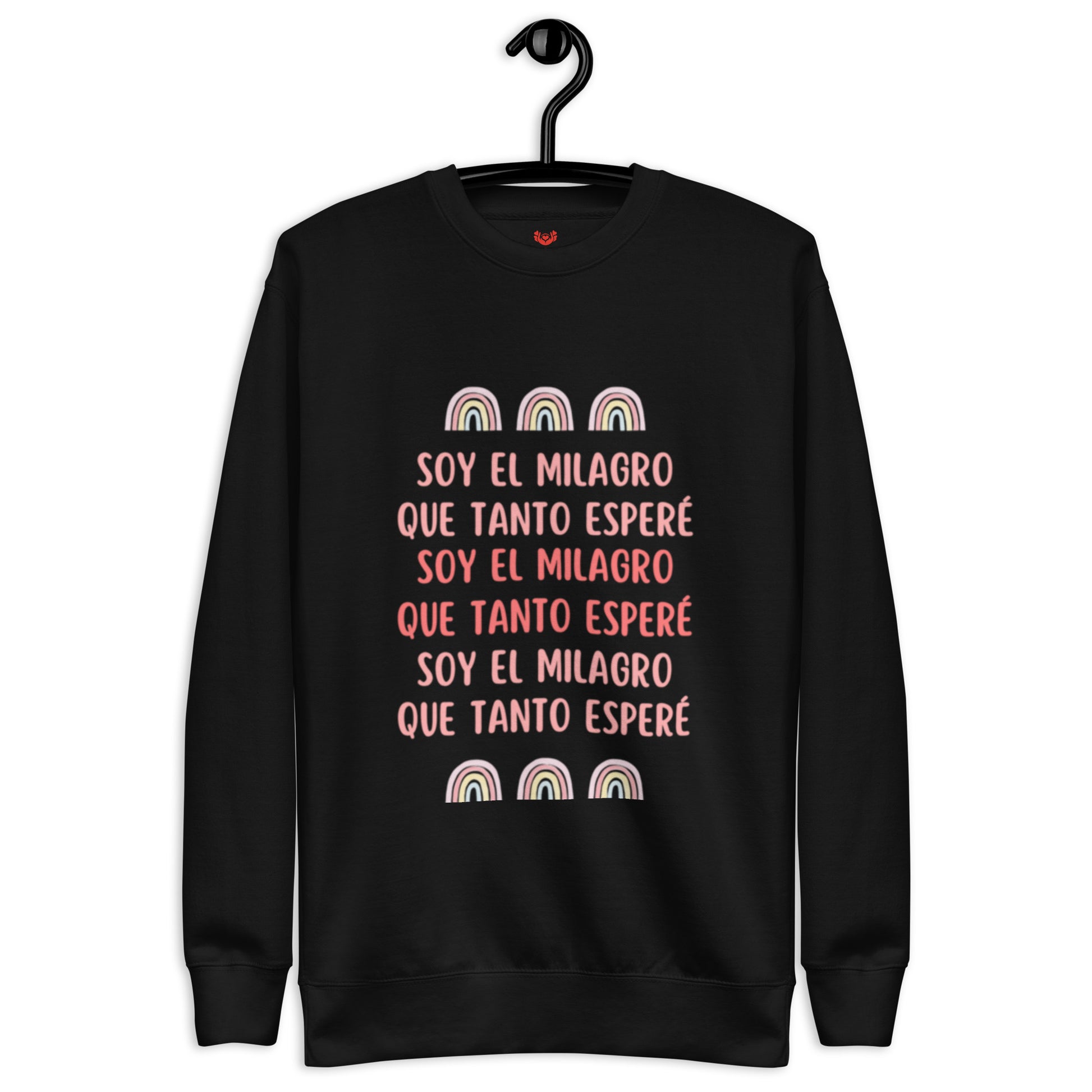 Sudadera negra "Soy el milagro que tanto esperé" colgada en percha, mostrando el diseño frontal.