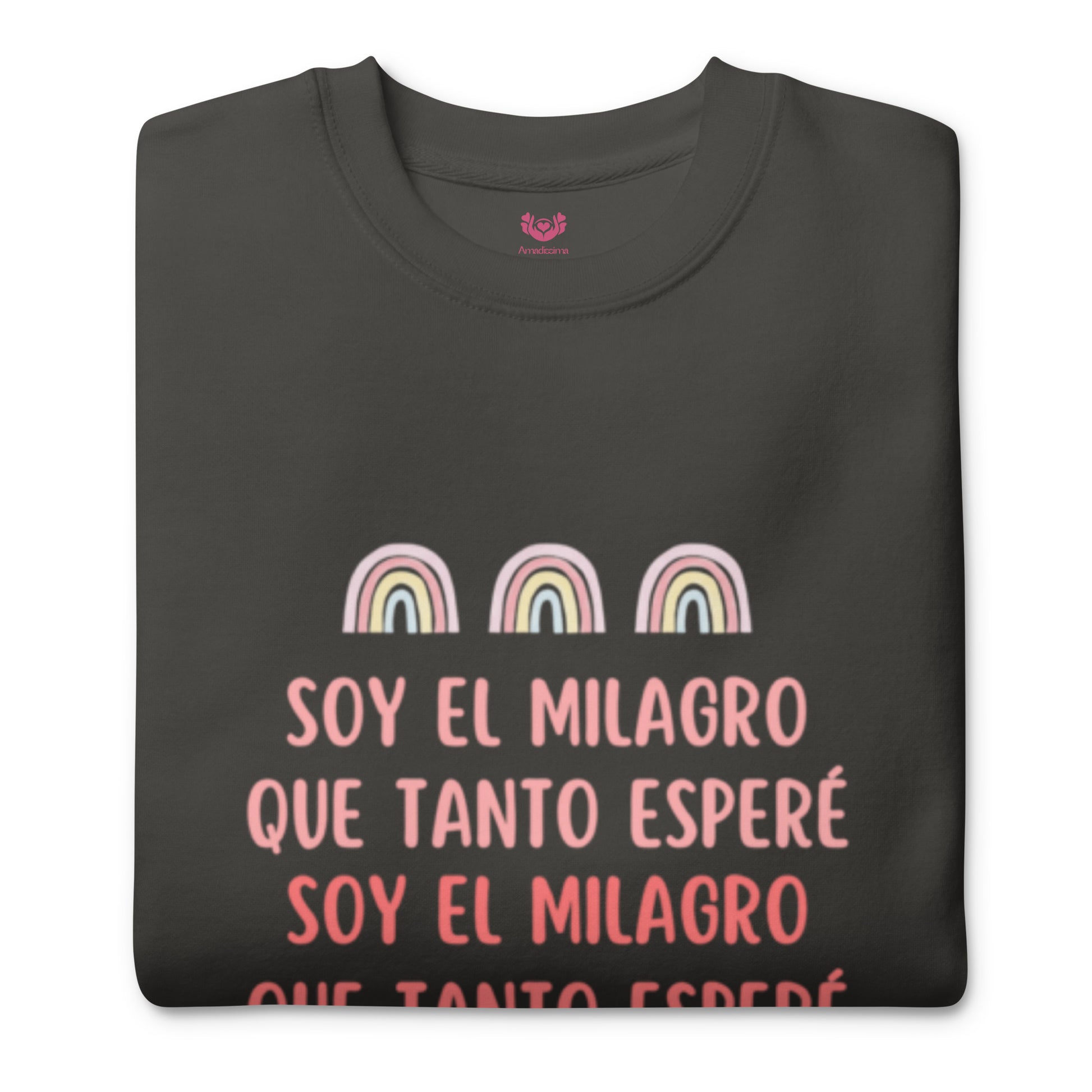 Sudadera negra vintage "Soy el milagro que tanto esperé" doblada, destacando la textura y el mensaje inspirador.